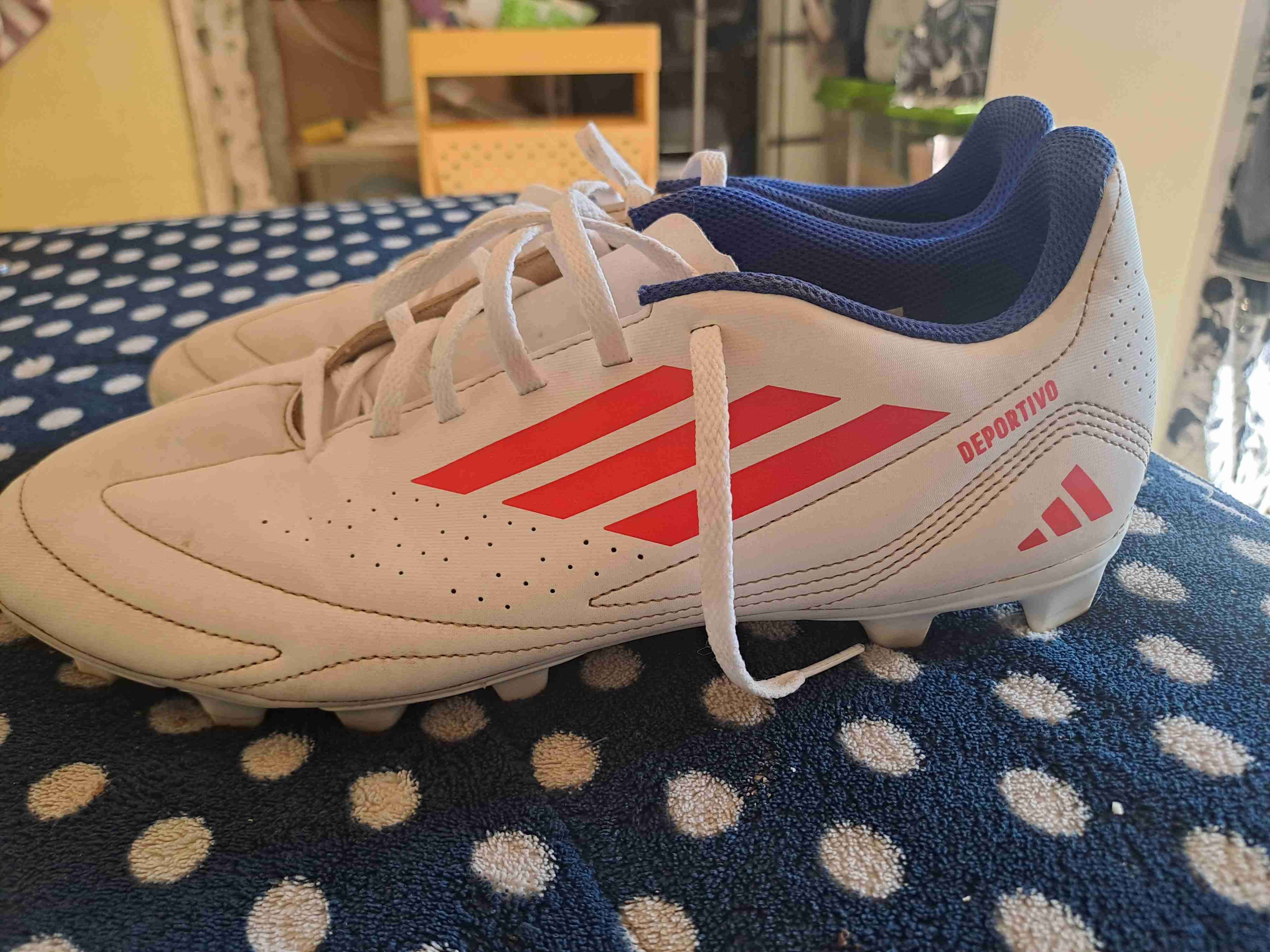 Zapatillas deportivas blancas y rojas
