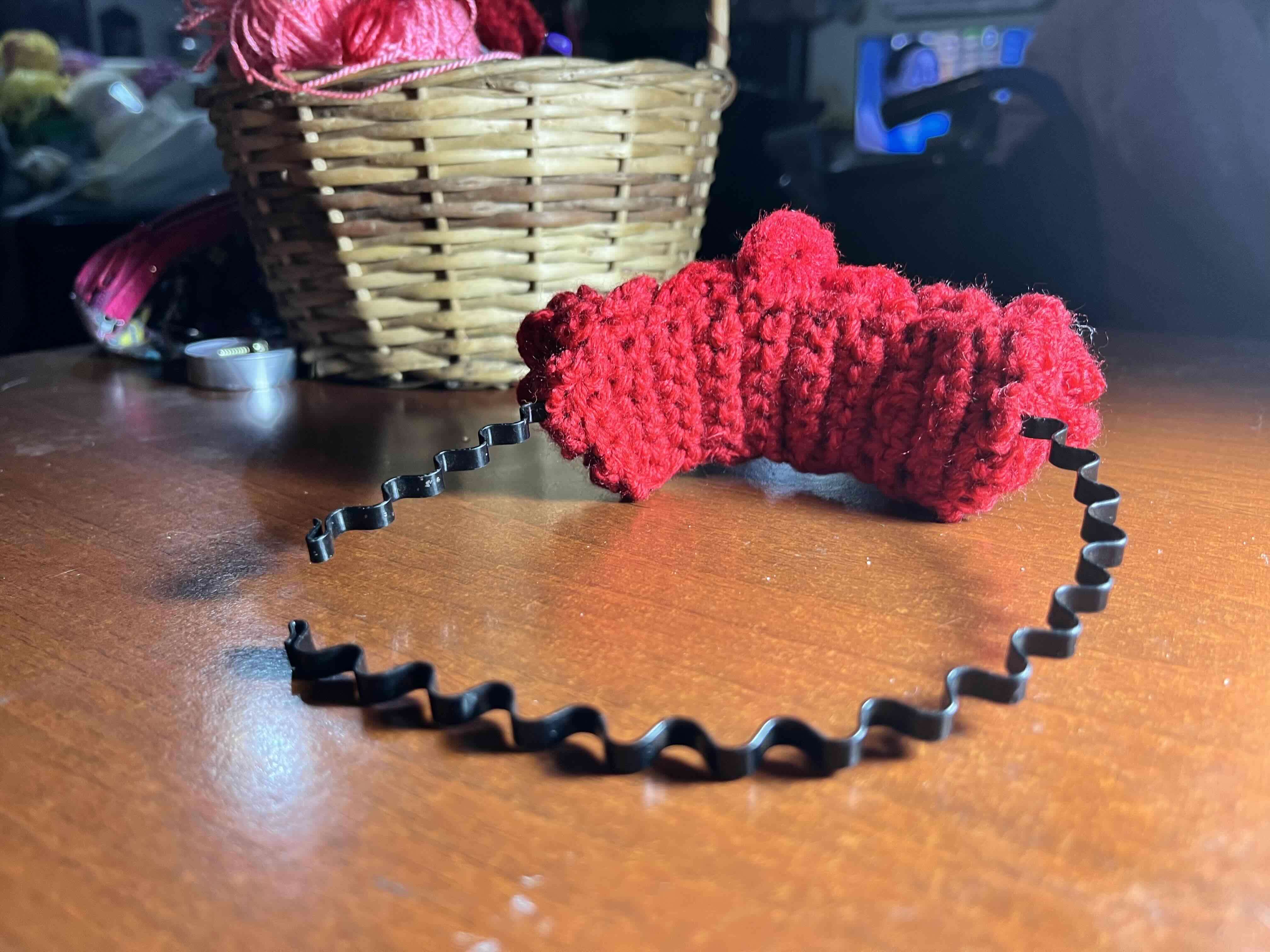 Diadema con flores tejidas rojas - miniatura 4