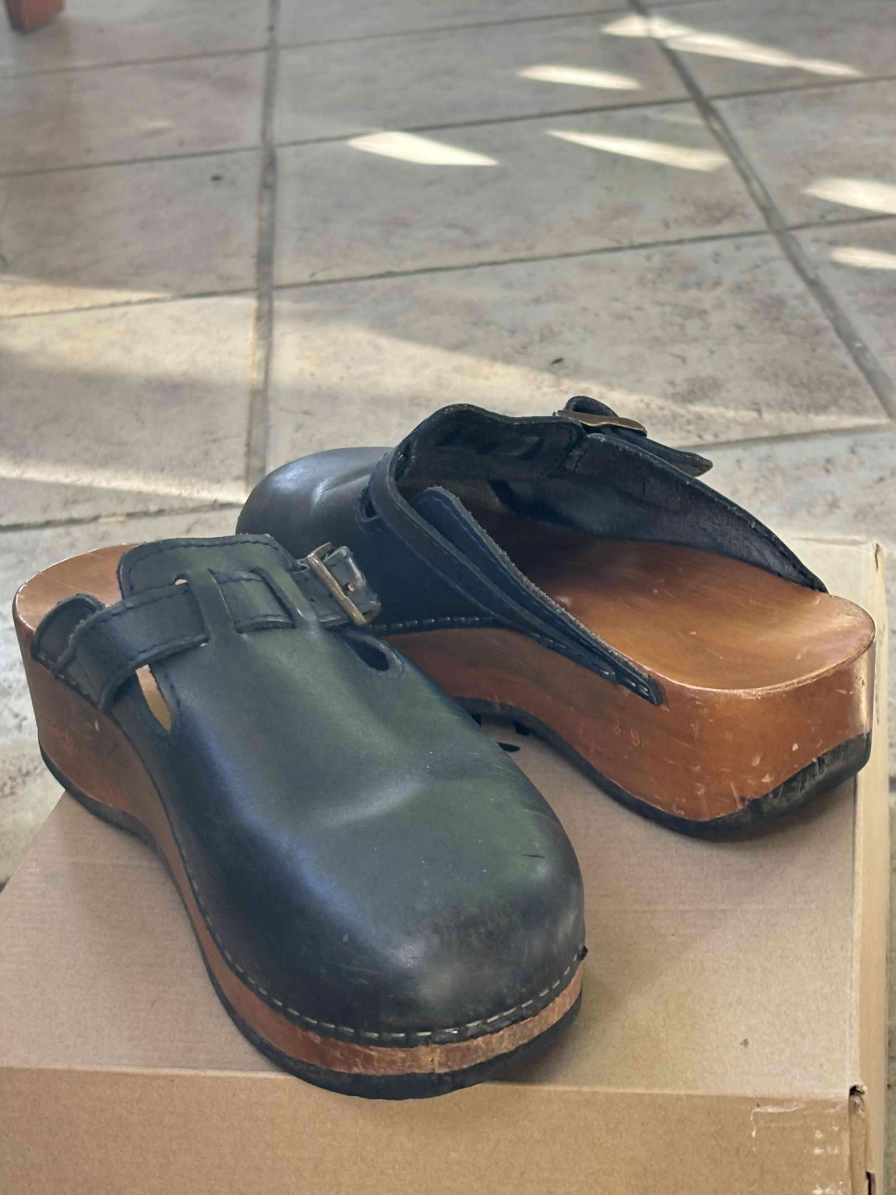 Zuecos de cuero azul con hebilla - miniatura 2