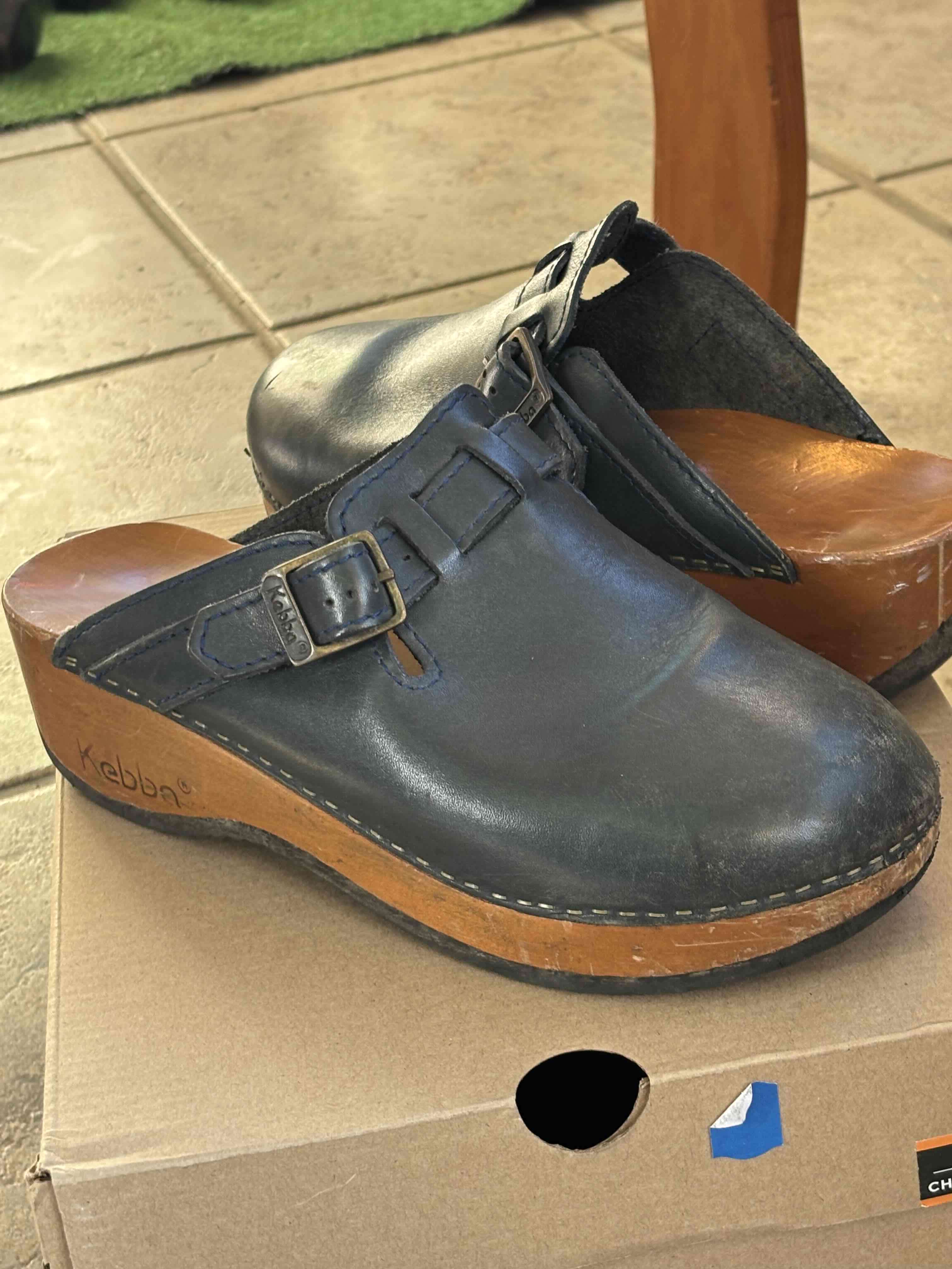Zuecos de cuero azul con hebilla - miniatura 3