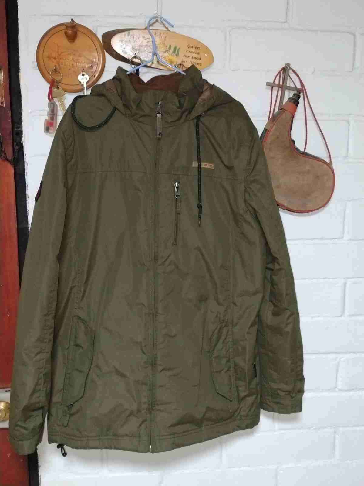 Parka verde con capucha y chaqueta gris de hombre - miniatura 1
