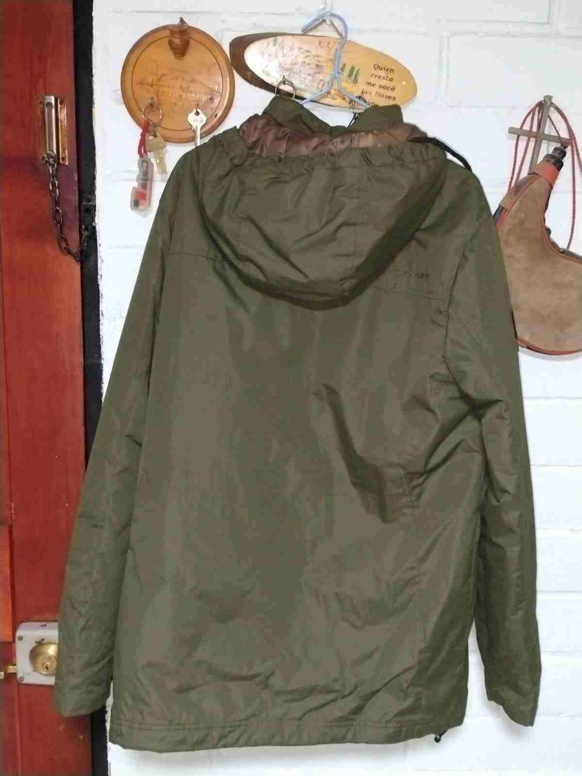 Parka verde con capucha y chaqueta gris de hombre - miniatura 2