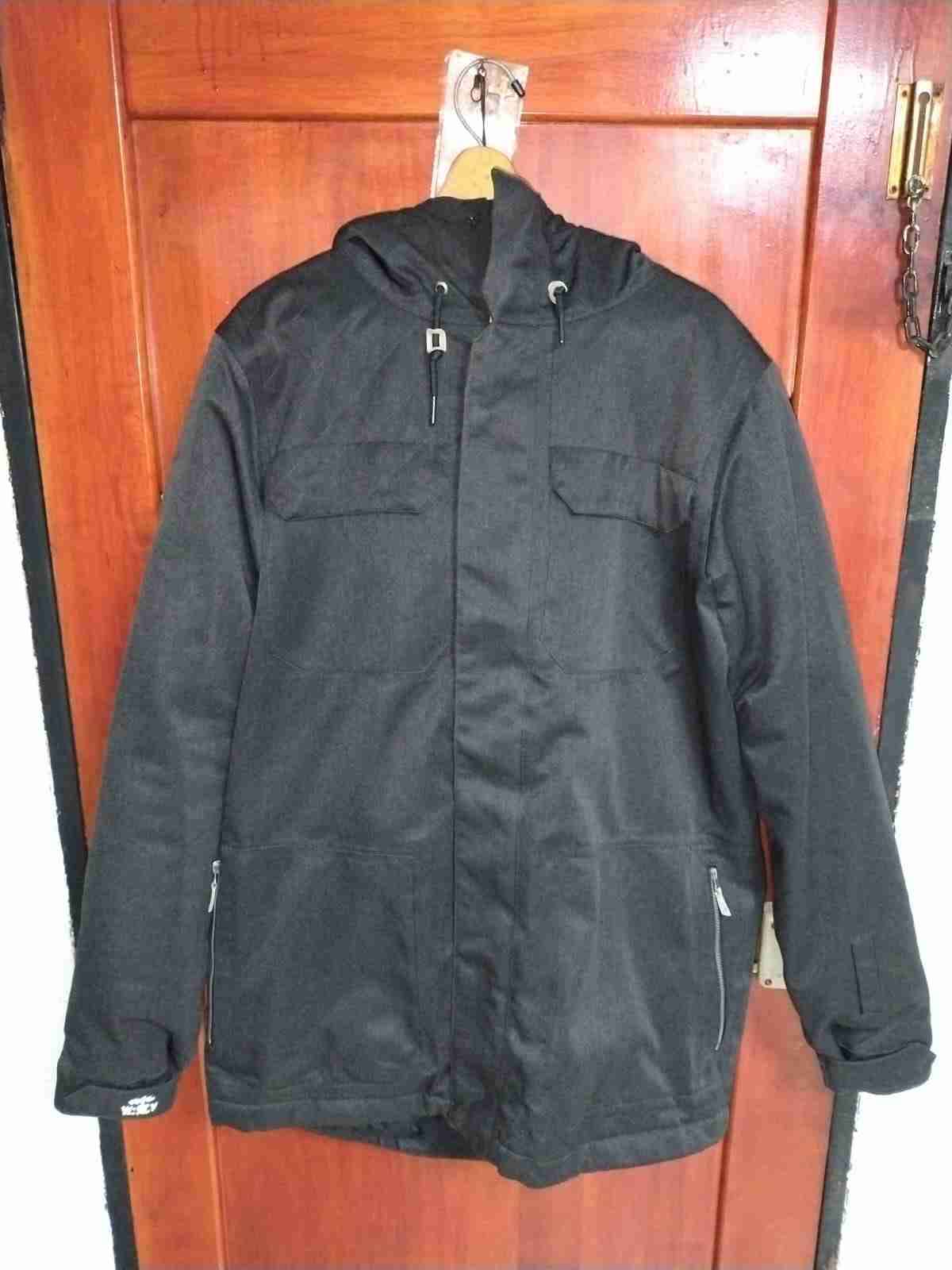 Parka verde con capucha y chaqueta gris de hombre - miniatura 3