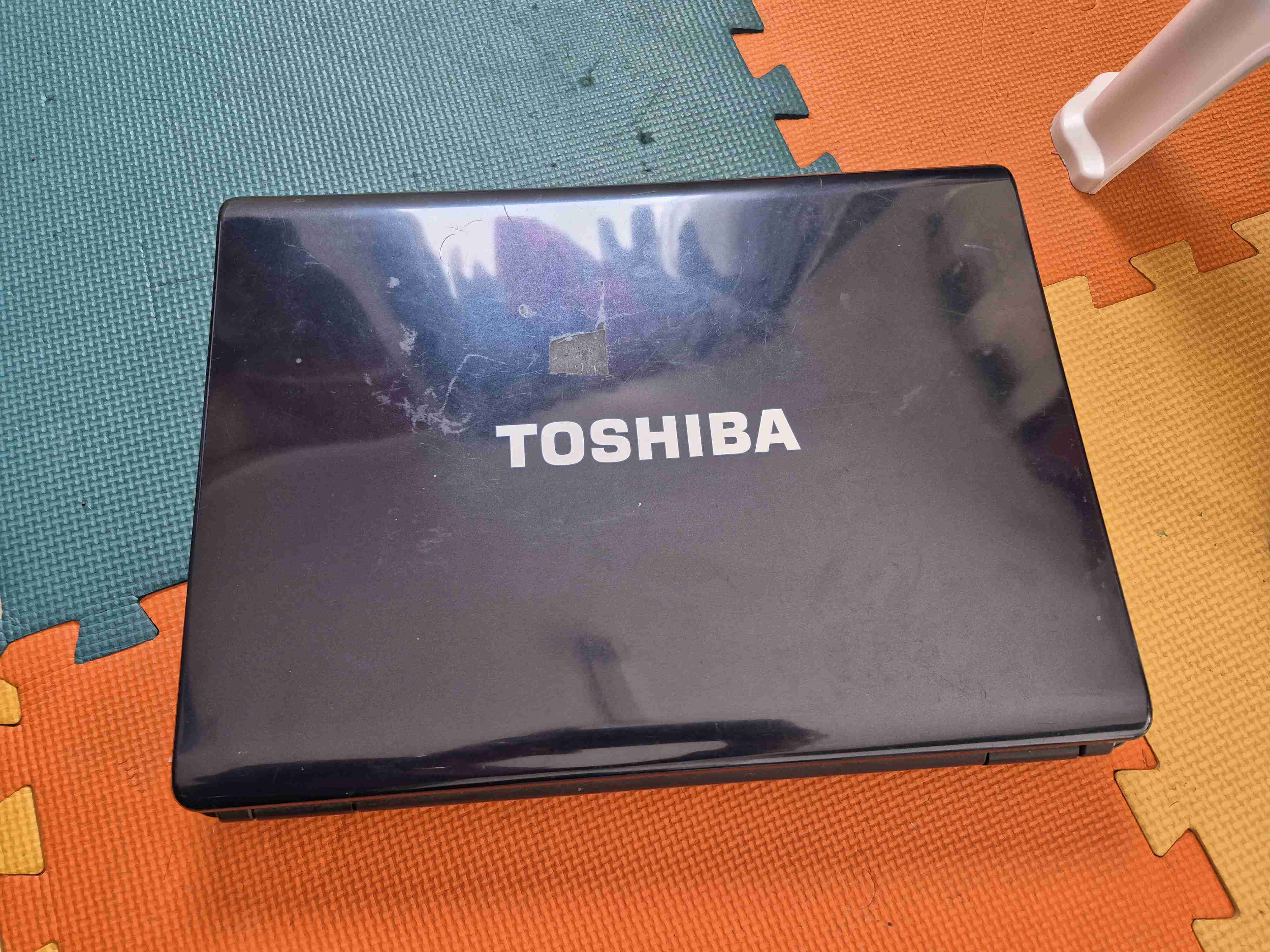 Laptop Toshiba negra usada - miniatura 1