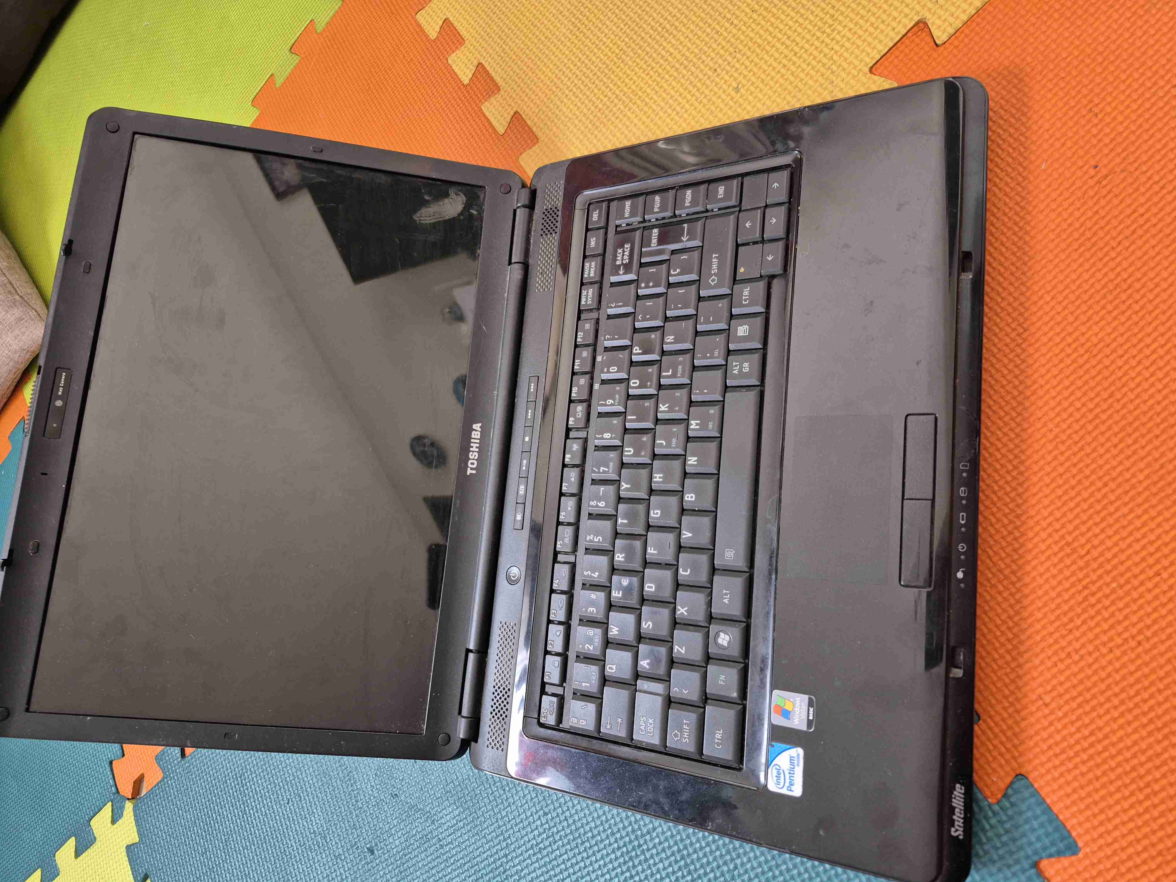 Laptop Toshiba negra usada - miniatura 2