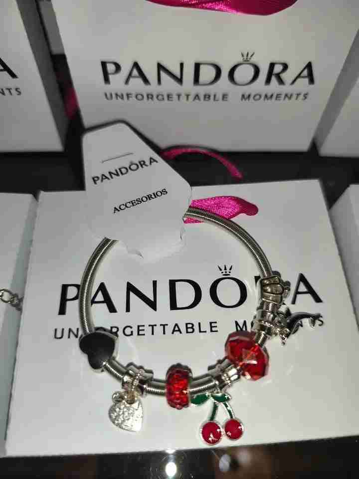 Pulsera Pandora con dijes - miniatura 1