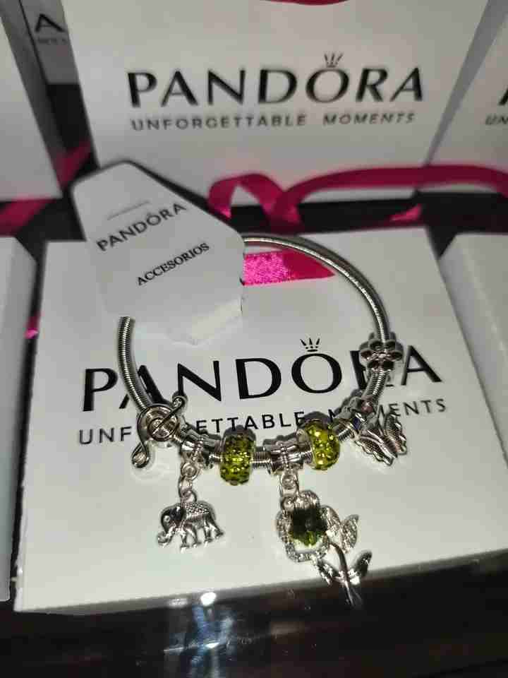 Pulsera Pandora con dijes - miniatura 4