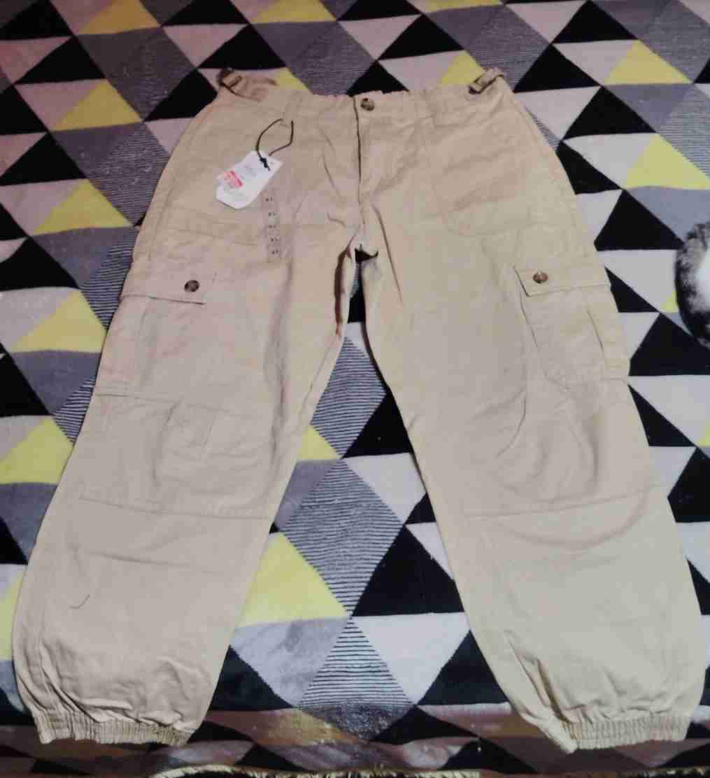 Pantalones cargo beige con etiqueta - miniatura 2