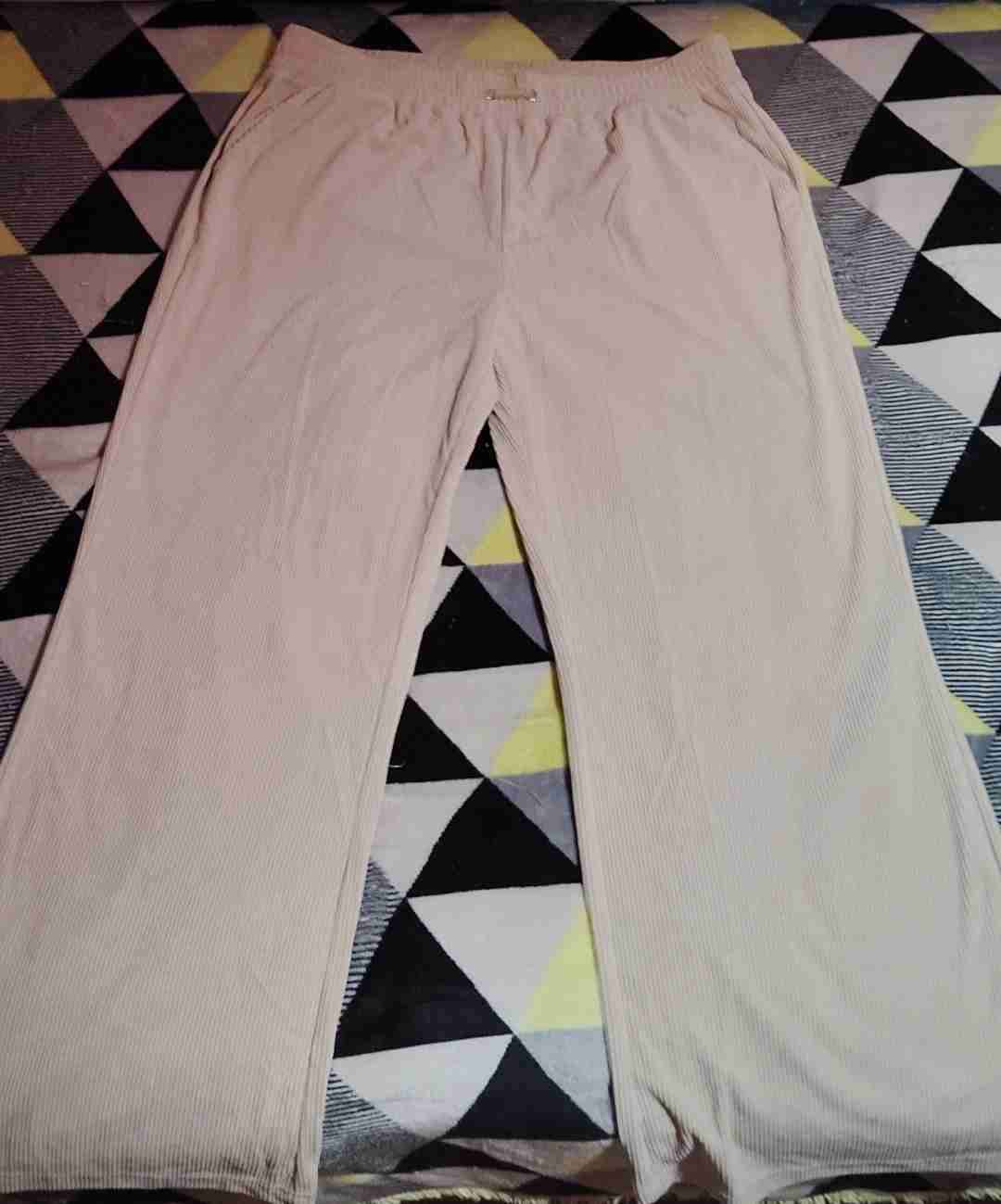 Pantalones beige de tela fina rectos - miniatura 2