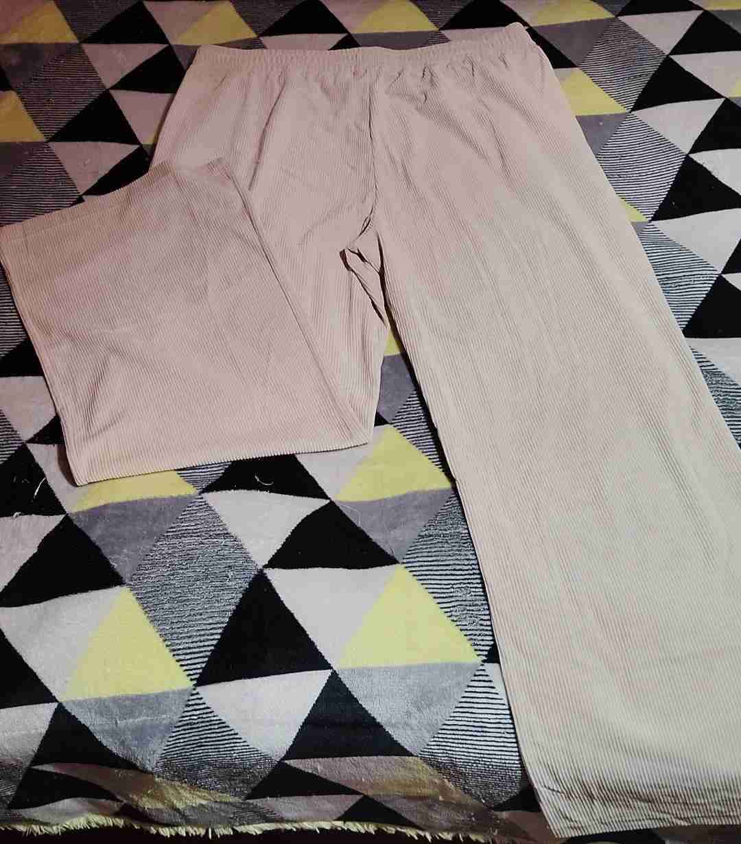 Pantalones beige de tela fina rectos - miniatura 3