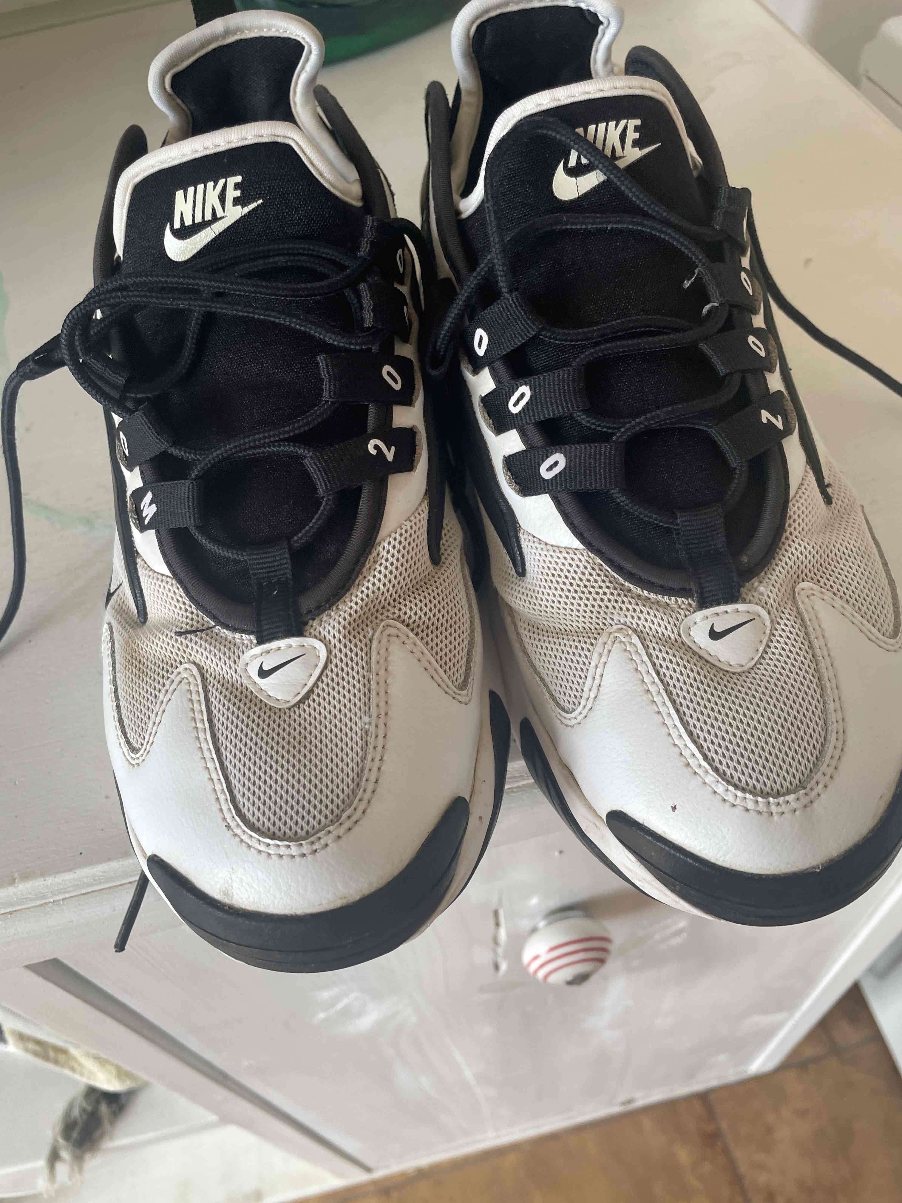 Zapatillas Nike blancas y negras - miniatura 2