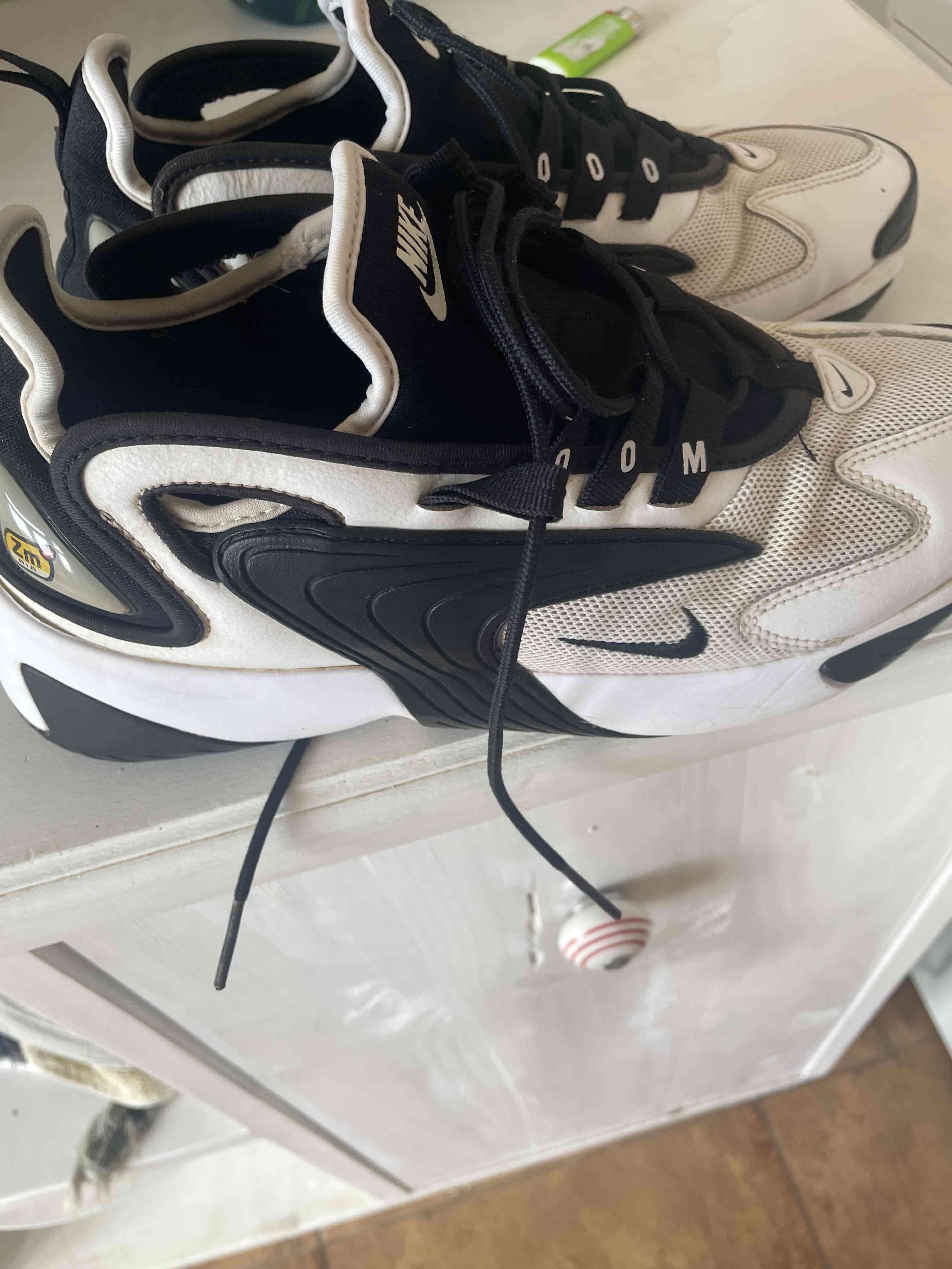 Zapatillas Nike blancas y negras - miniatura 3