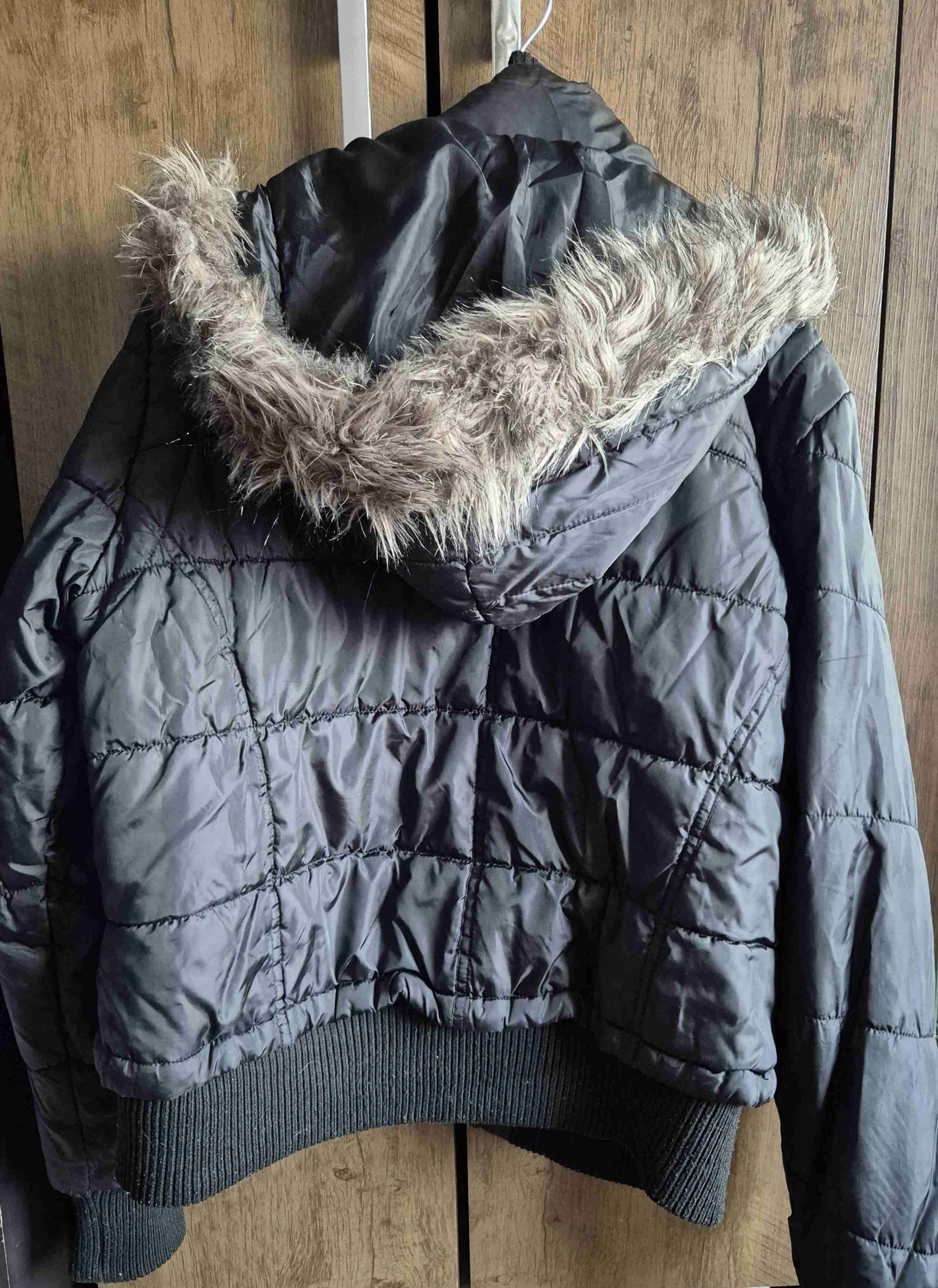 Parka negra acolchada con capucha - miniatura 2