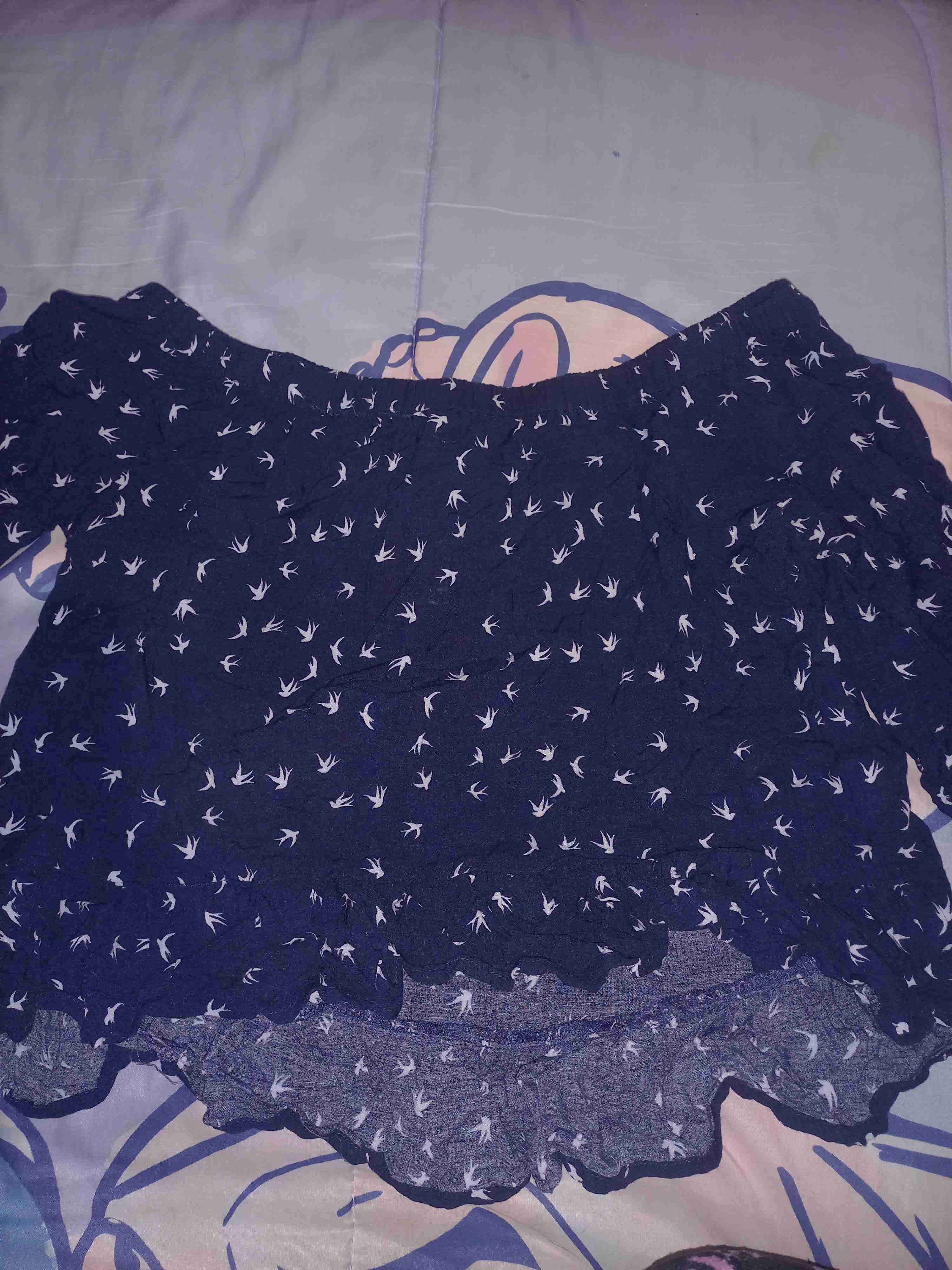 Blusa azul con patrón de aves - miniatura 1