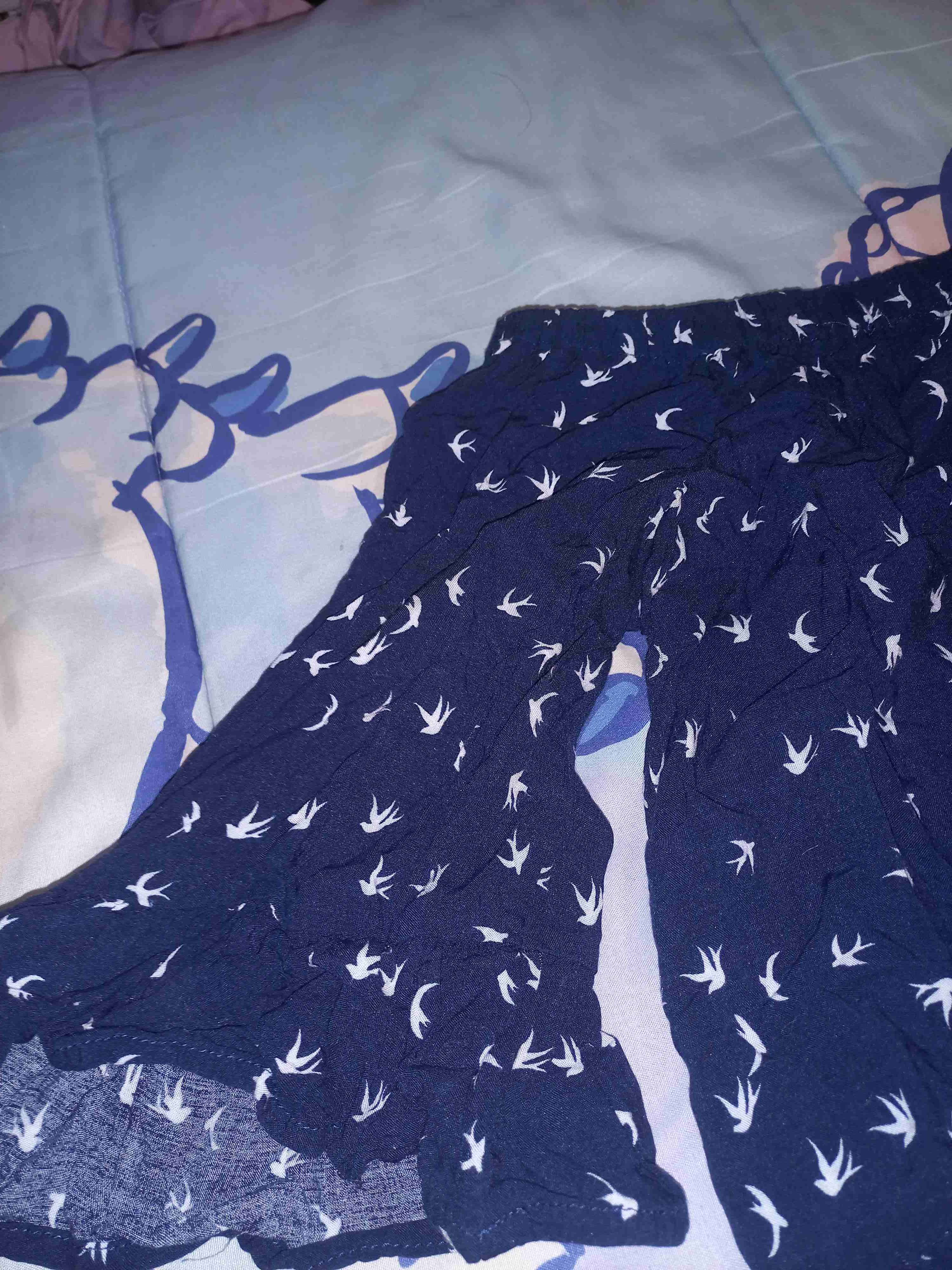 Blusa azul con patrón de aves - miniatura 2