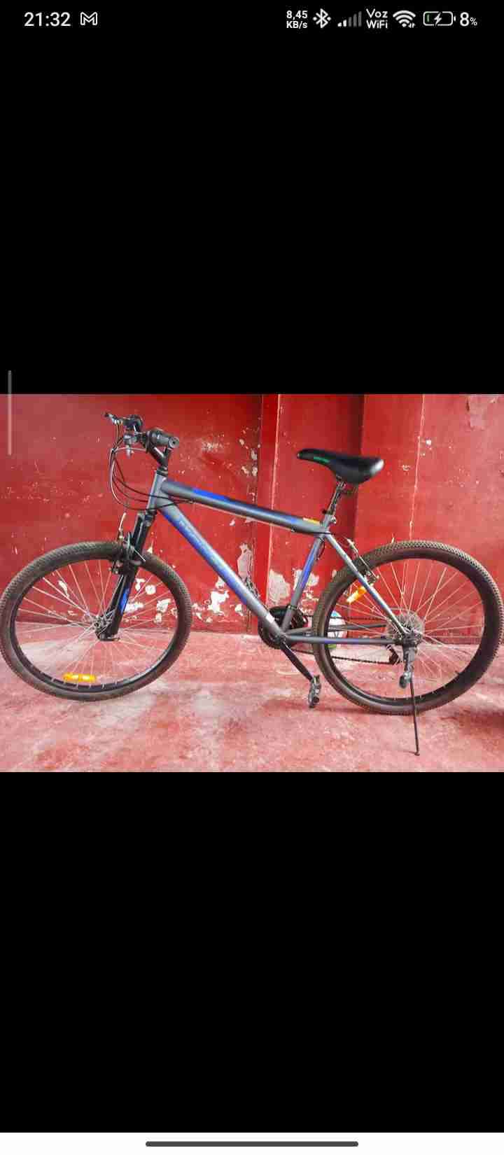 Bicicleta de montaña azul y negra