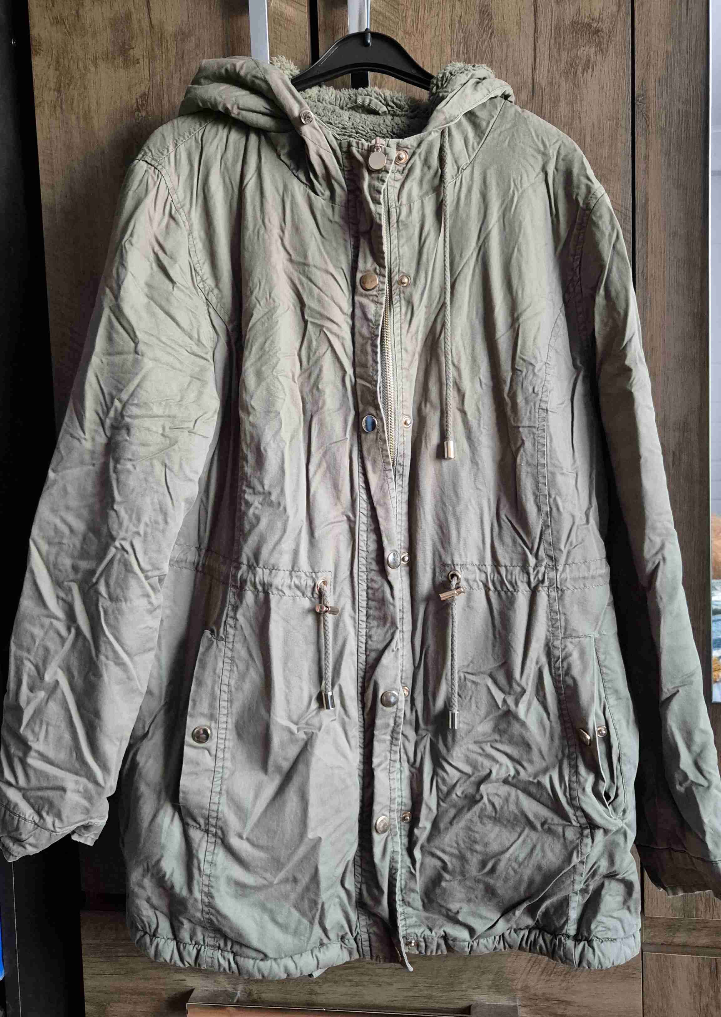 Chaqueta verde olivo con capucha - miniatura 1