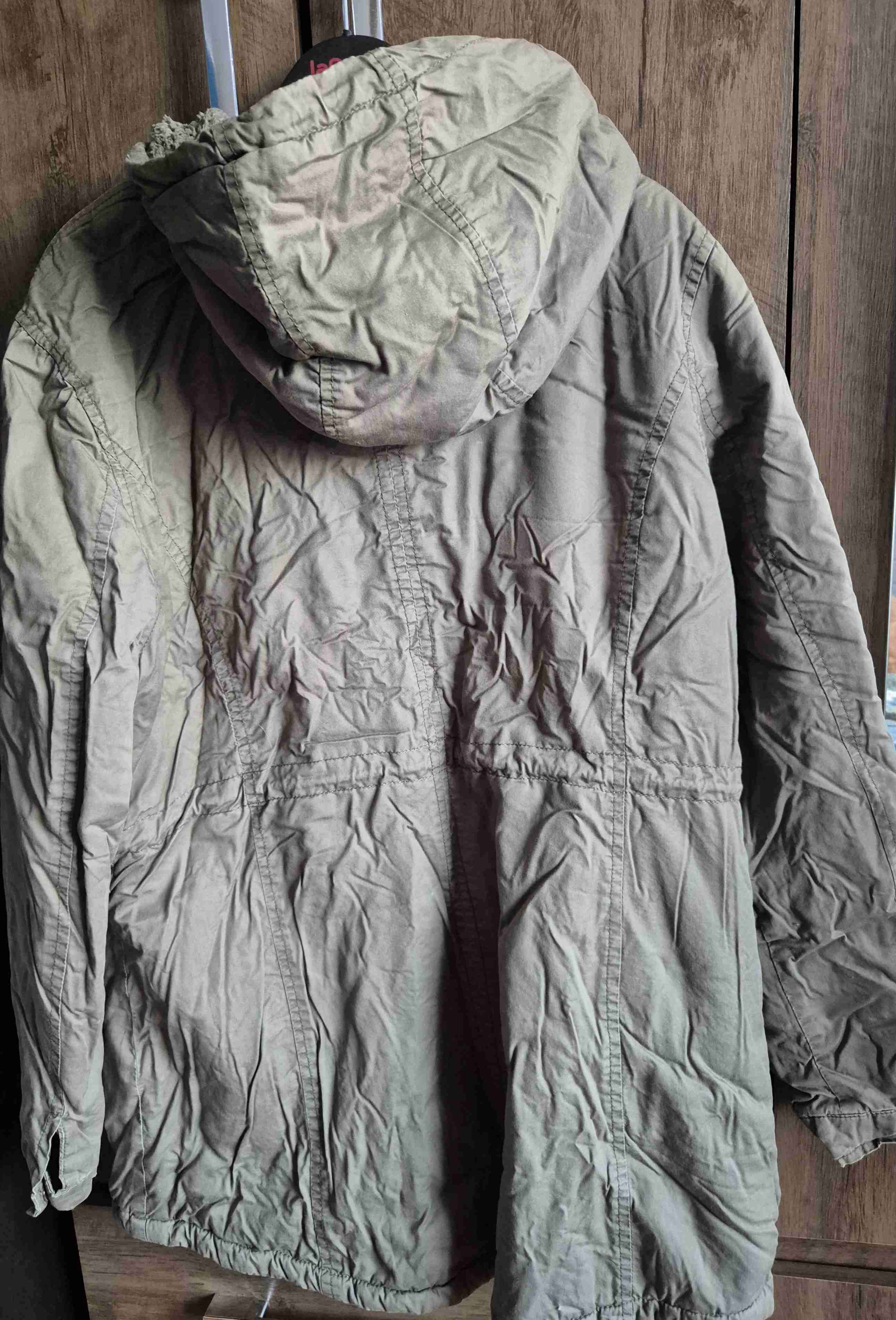 Chaqueta verde olivo con capucha - miniatura 2