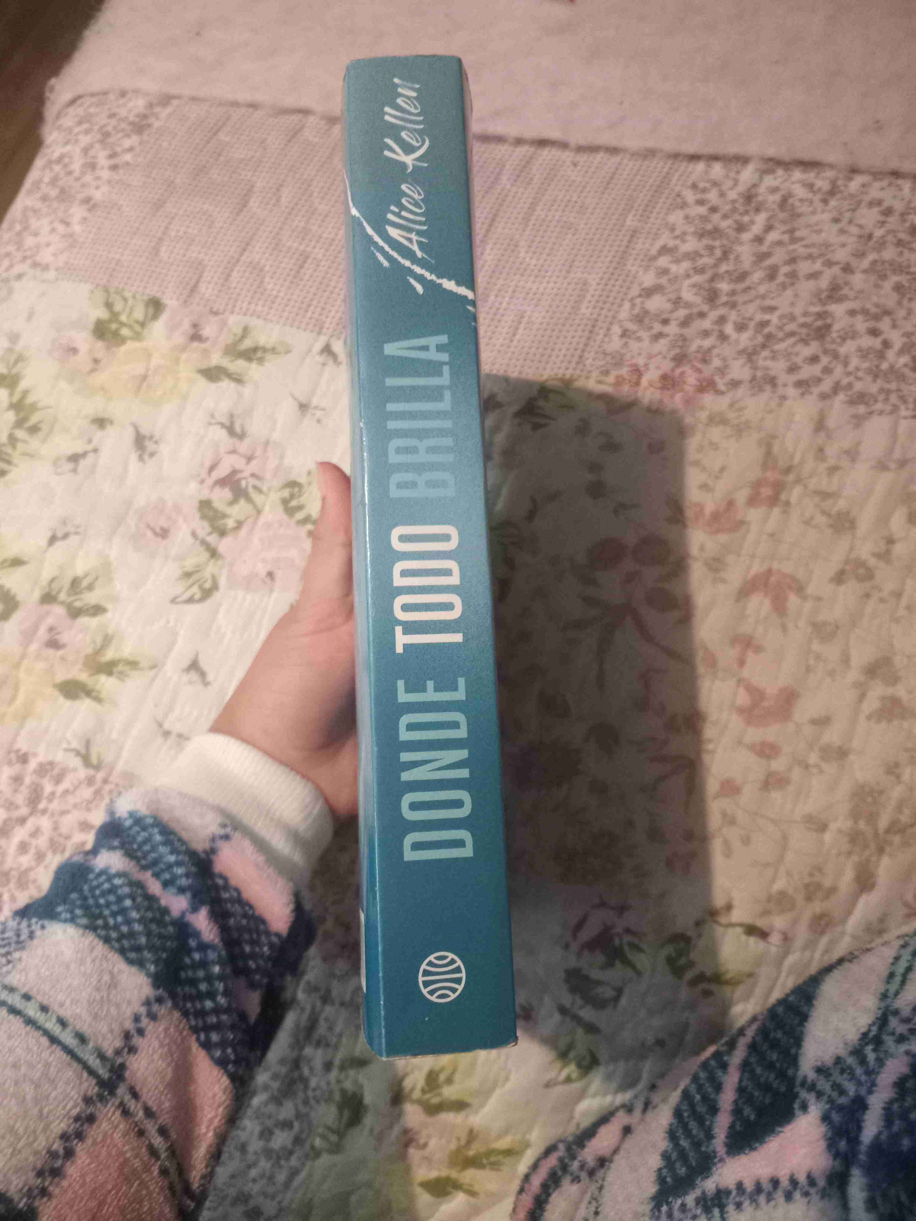 Libro 'Donde todo brilla' de Alice Kellen - miniatura 3