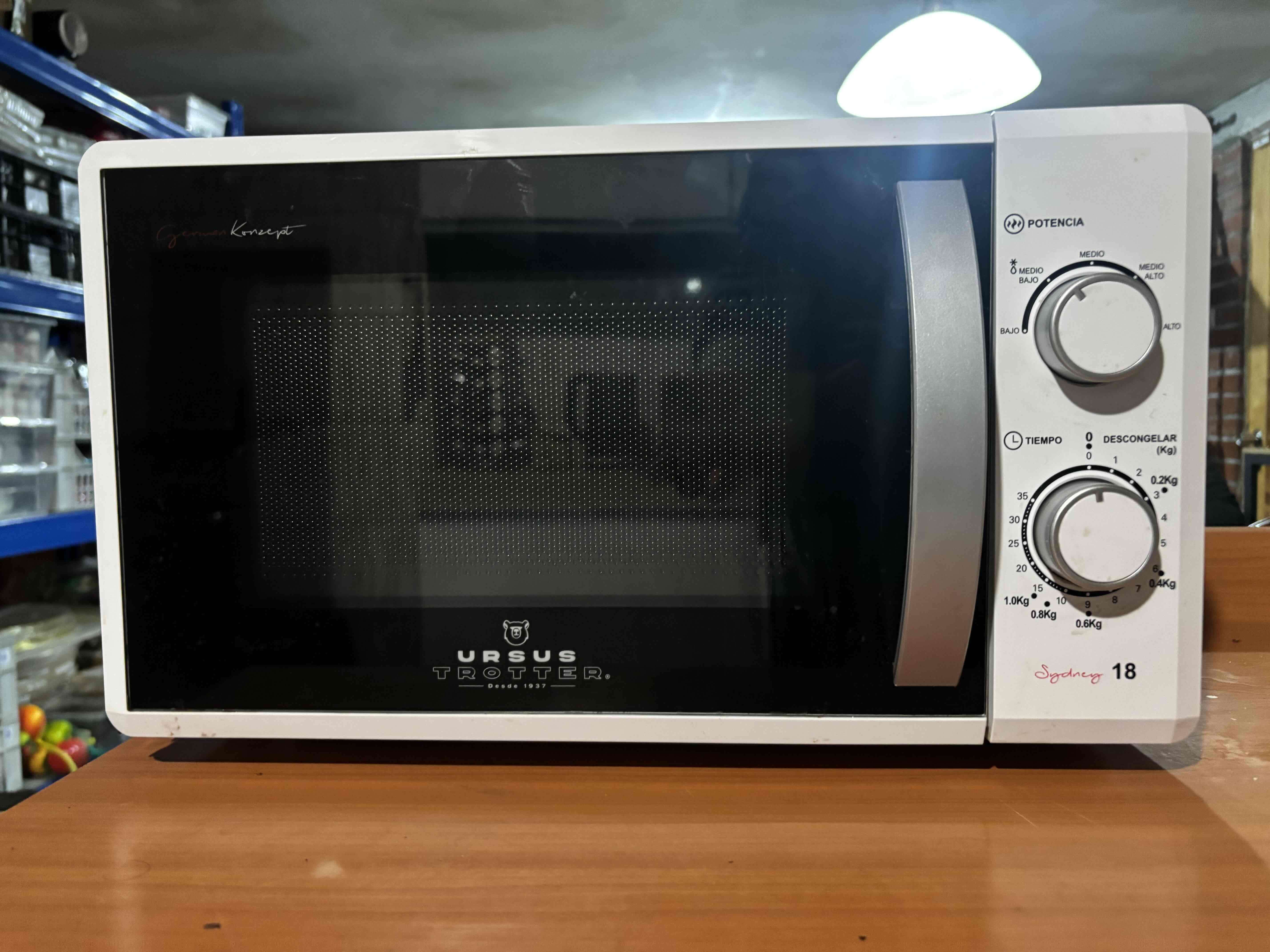 Horno Microondas 18 Litros Ursus Trotter 700W - miniatura 1