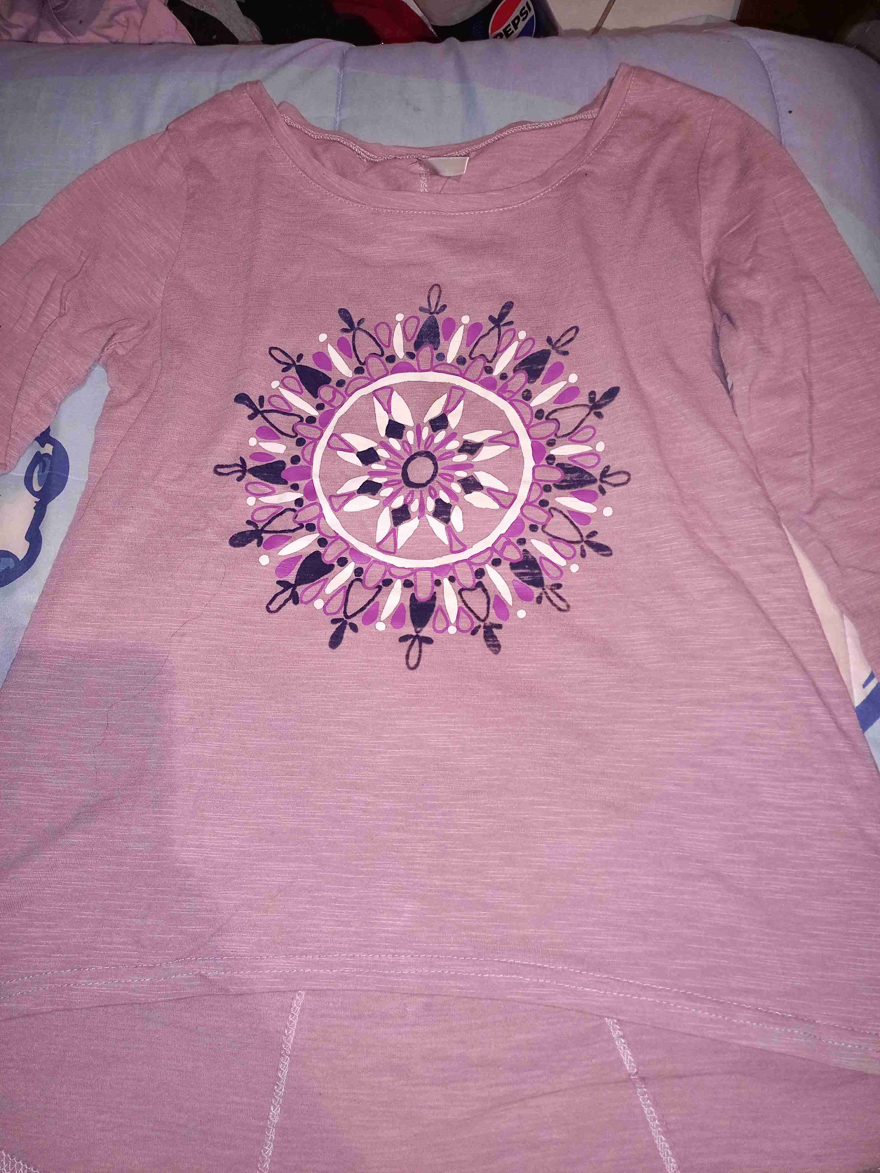 Polera rosa con diseño mandala - miniatura 1