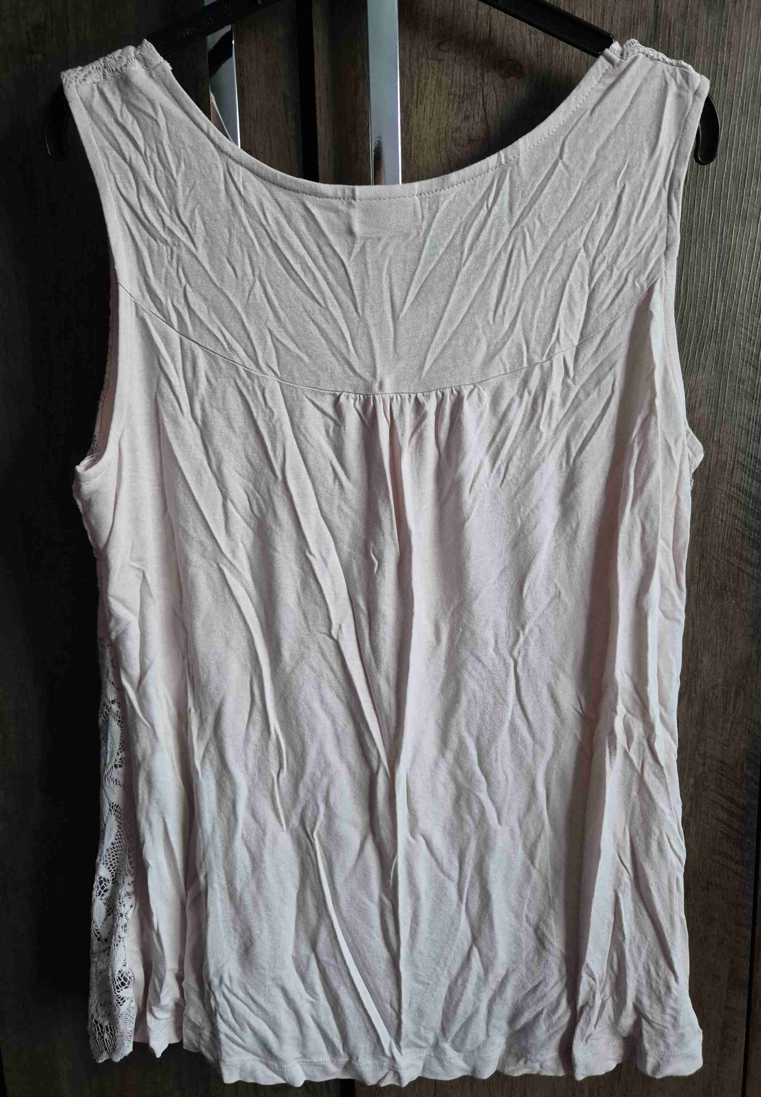Blusa rosa sin mangas de encaje - miniatura 2