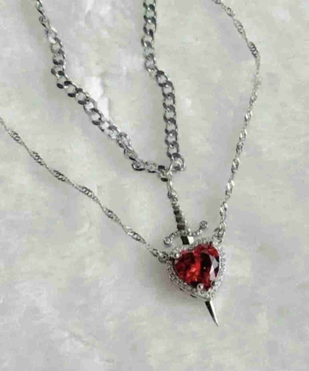 Collar corazón rojo y espada - miniatura 1