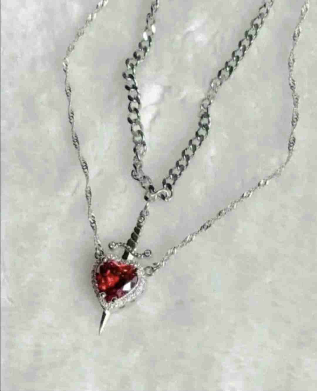 Collar corazón rojo y espada - miniatura 2