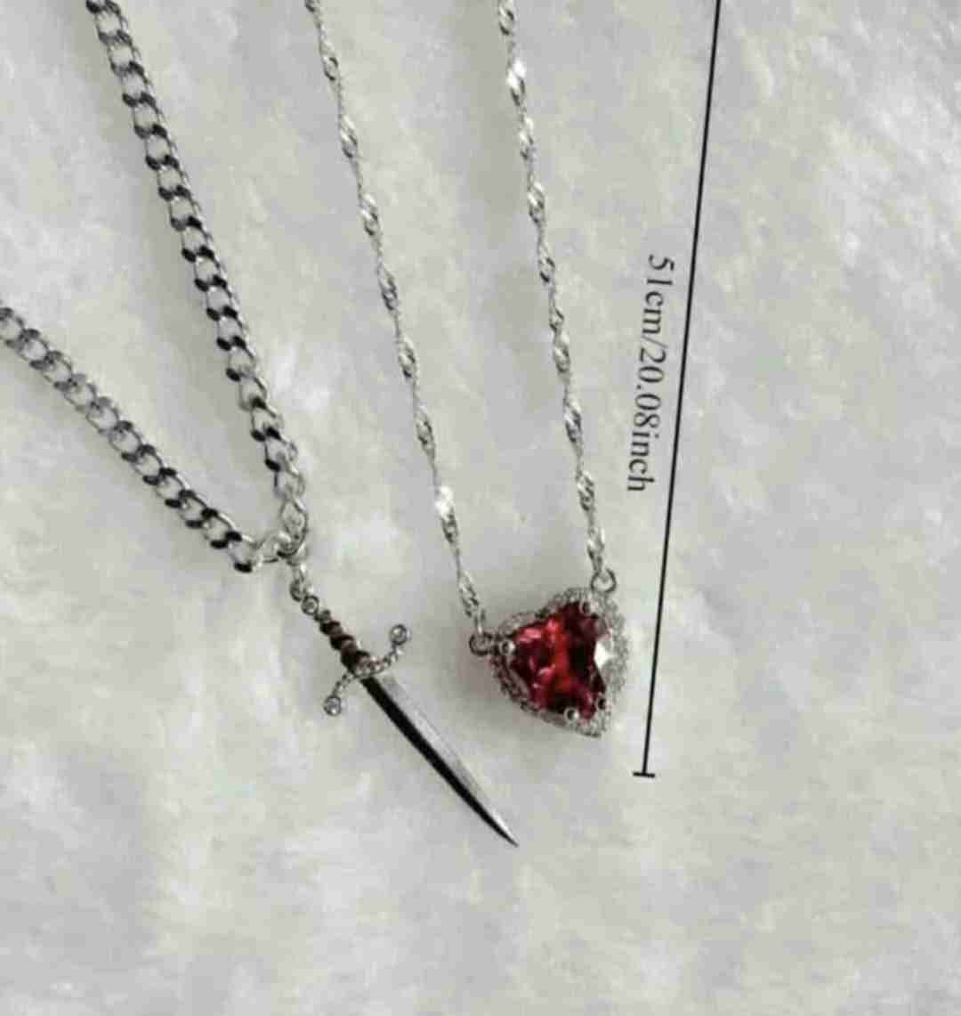 Collar corazón rojo y espada - miniatura 3