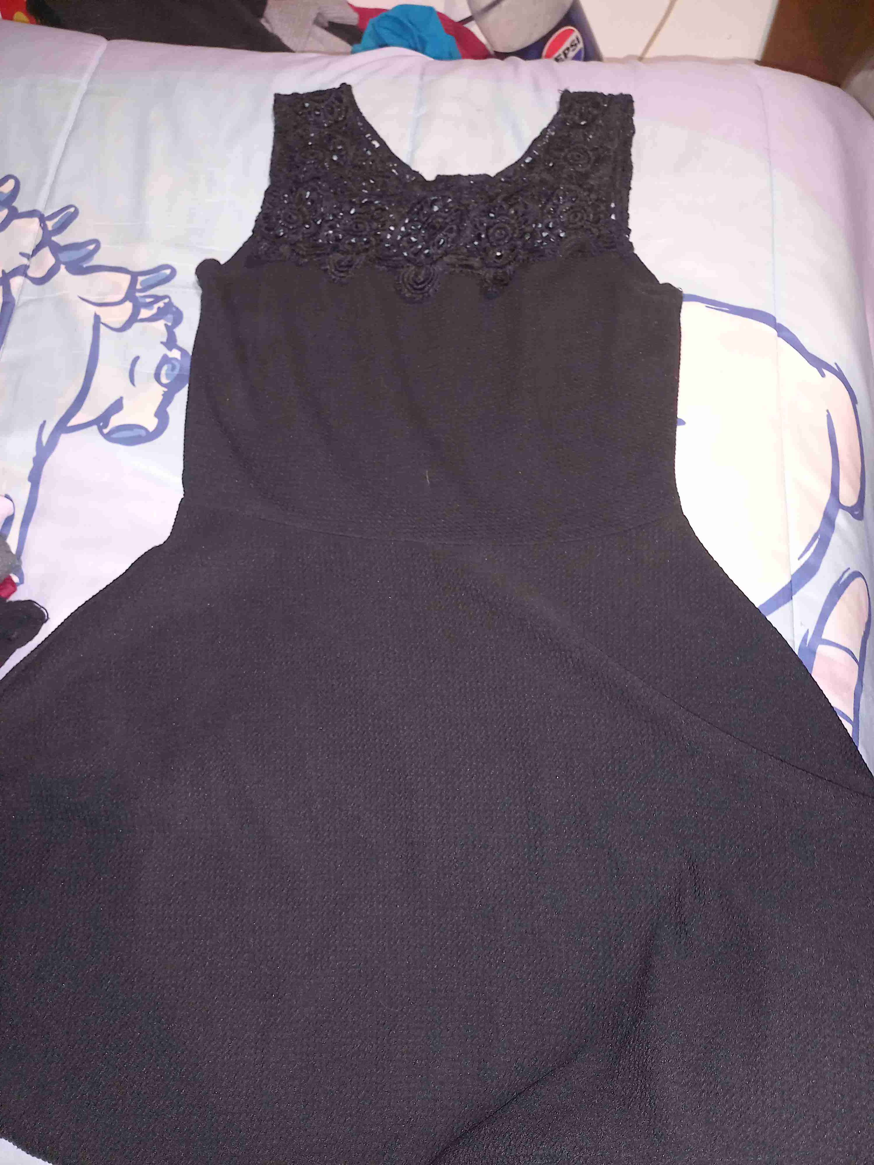 Vestido negro con encaje - miniatura 1