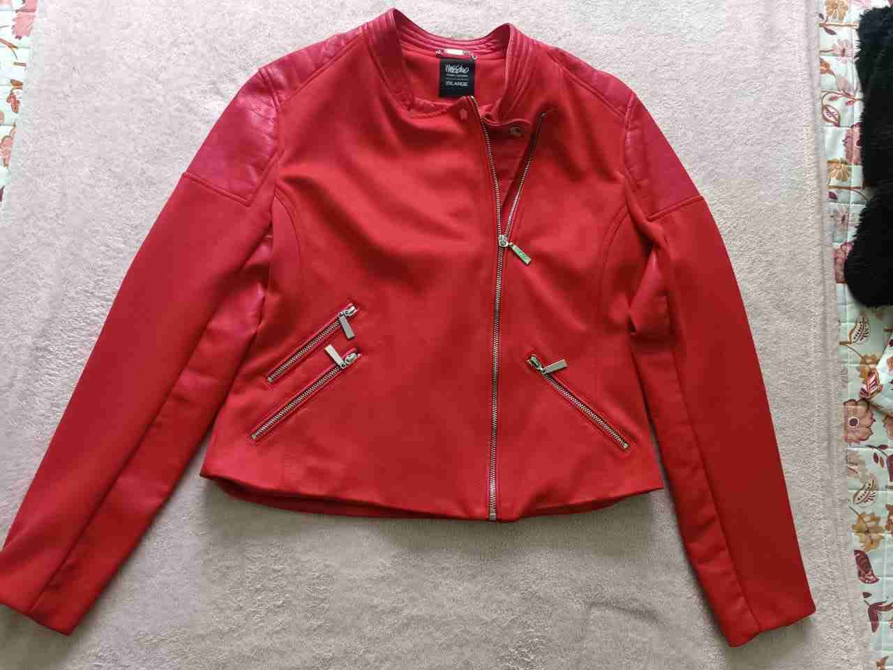 Chaqueta roja con cierres - miniatura 1