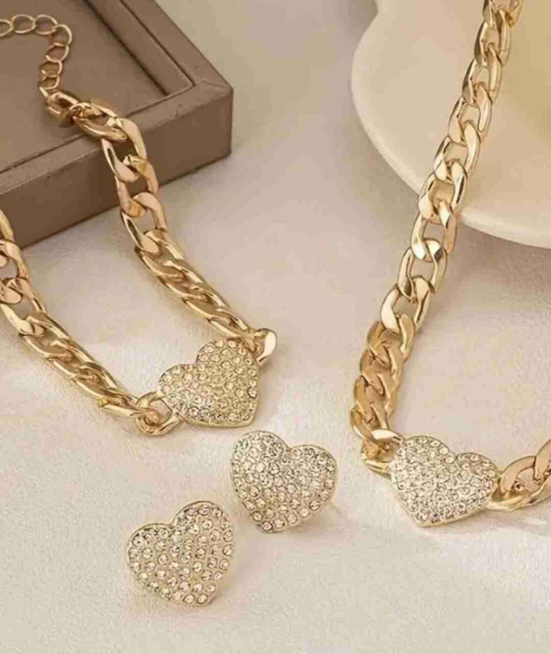 Set de joyería dorada con corazones - miniatura 4