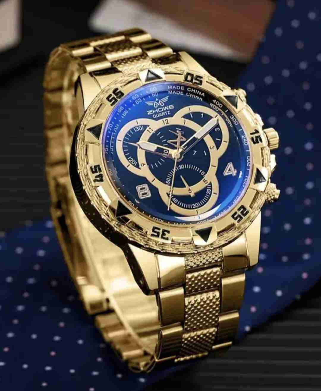 Reloj dorado con esfera azul - miniatura 1