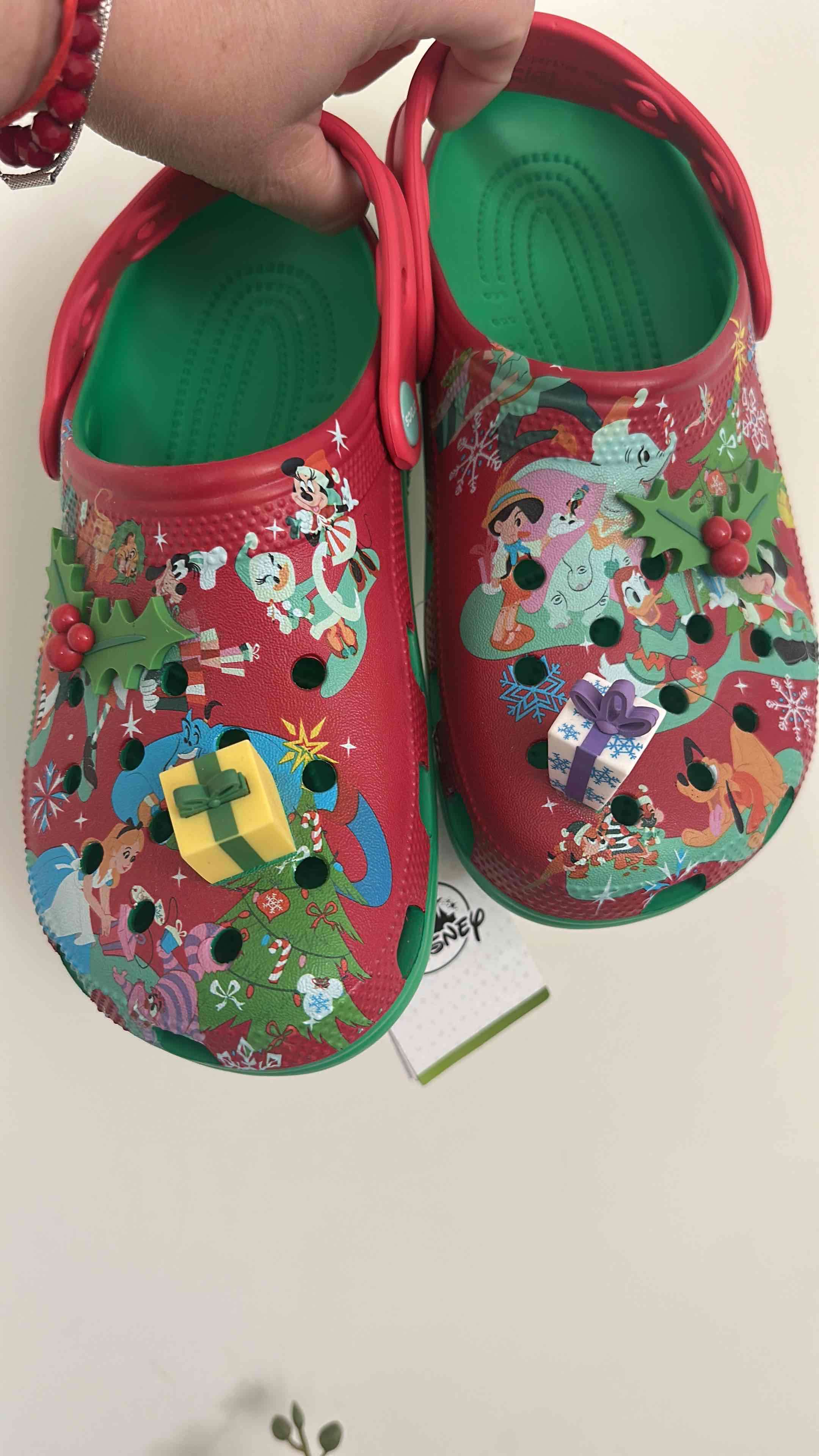Zuecos rojos Disney decorados