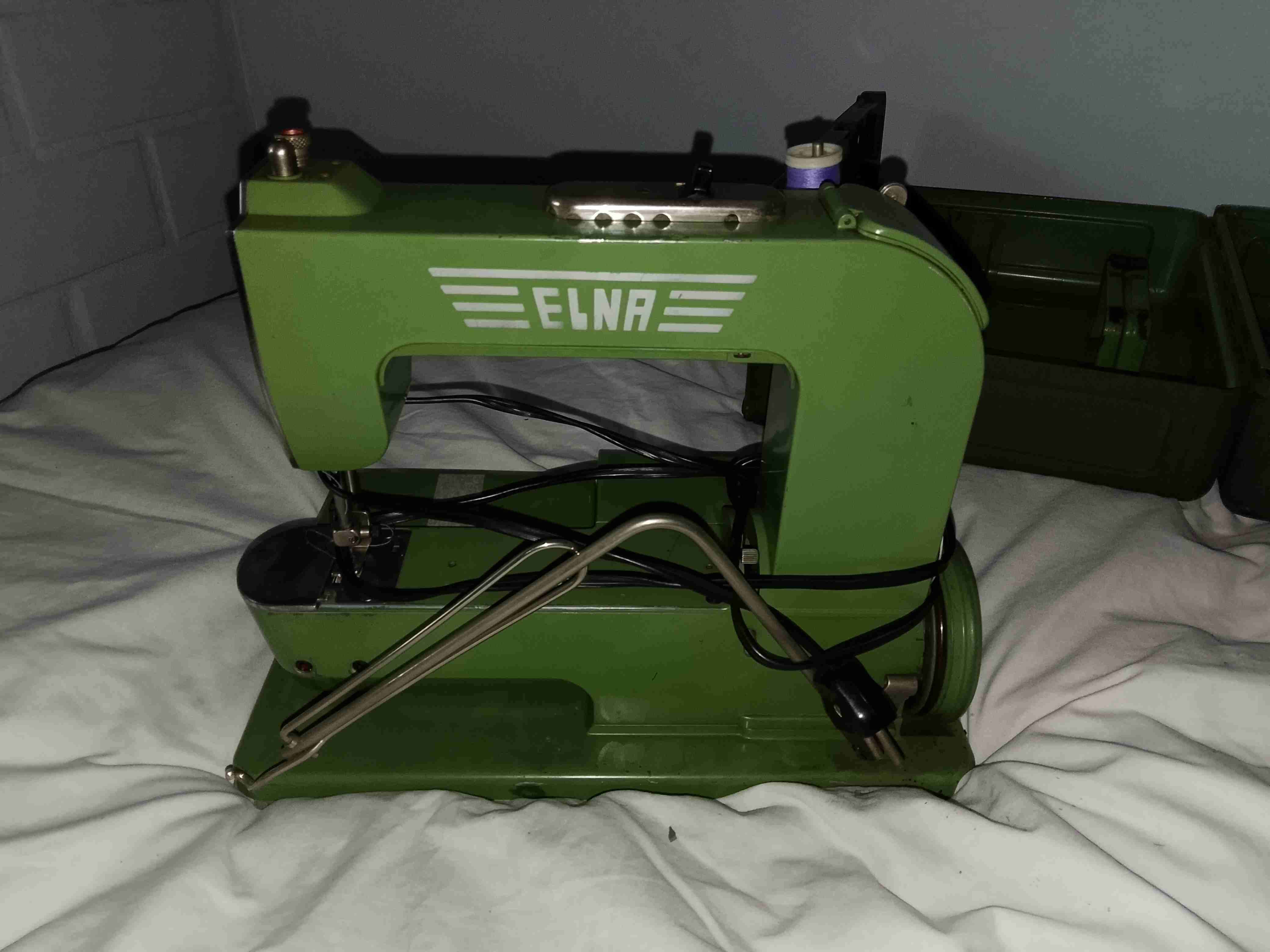 Máquina de coser Elna vintage - miniatura 2