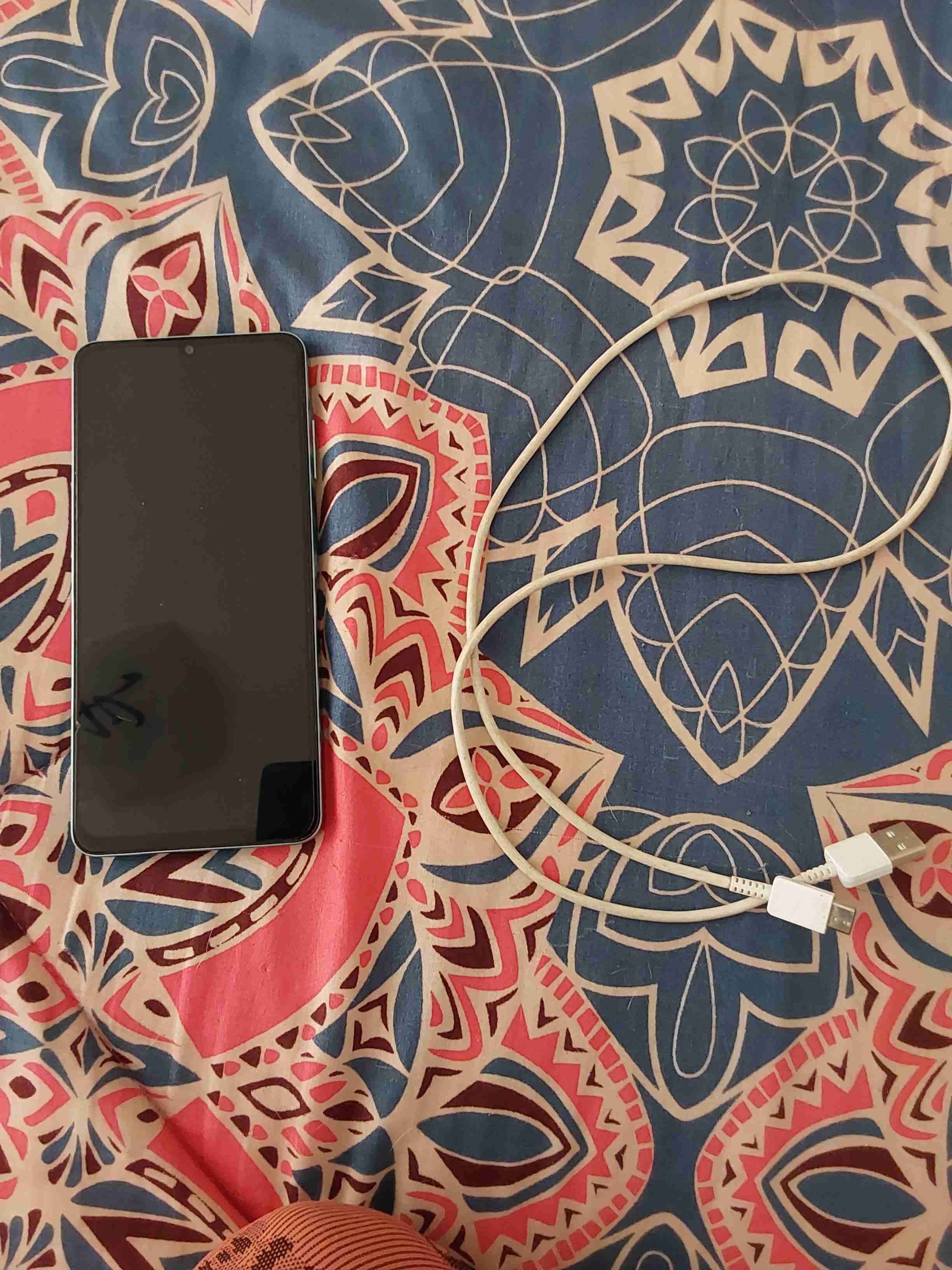 Teléfono smartphone con cable USB - miniatura 1