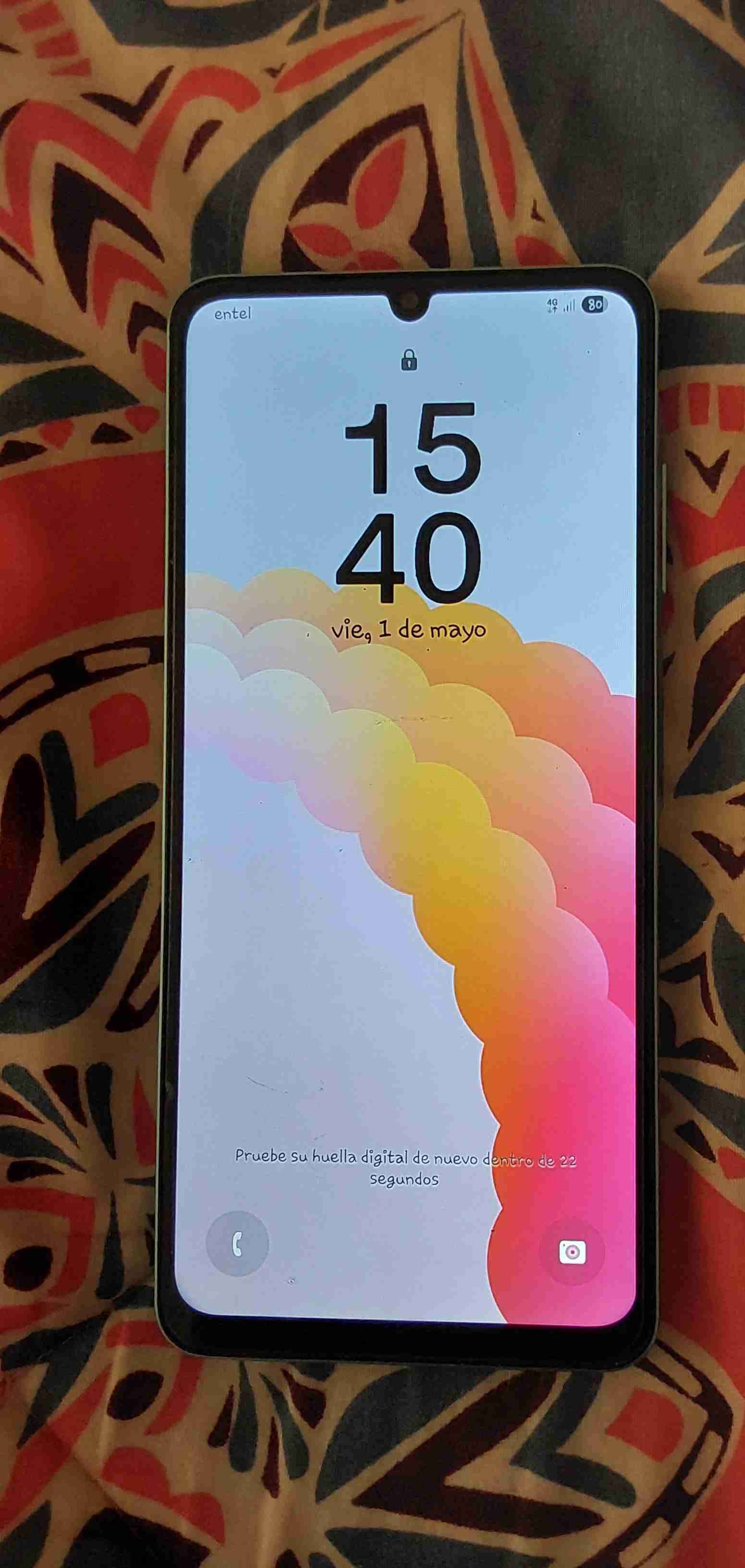 Teléfono smartphone con cable USB - miniatura 2