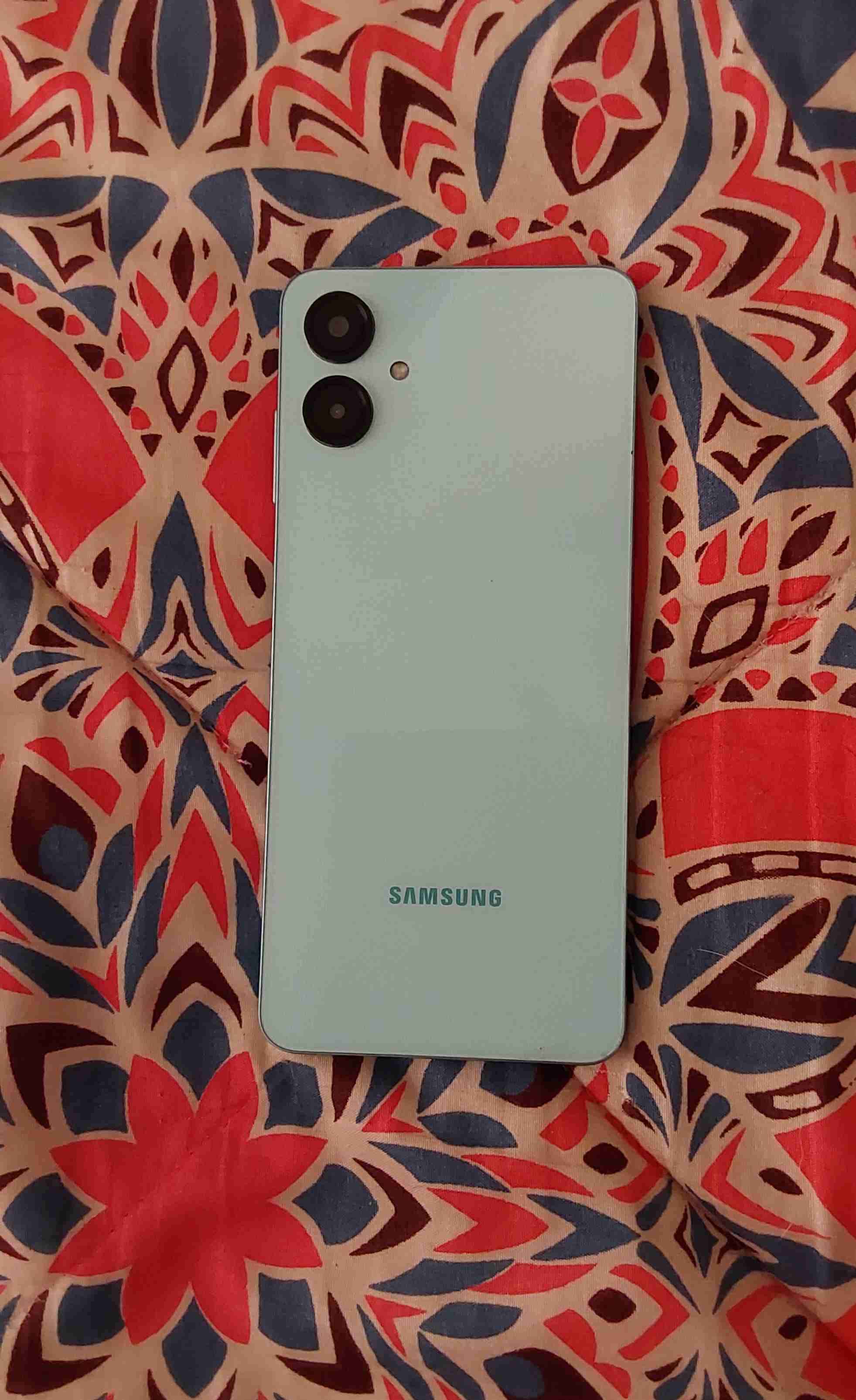 Teléfono smartphone con cable USB - miniatura 4