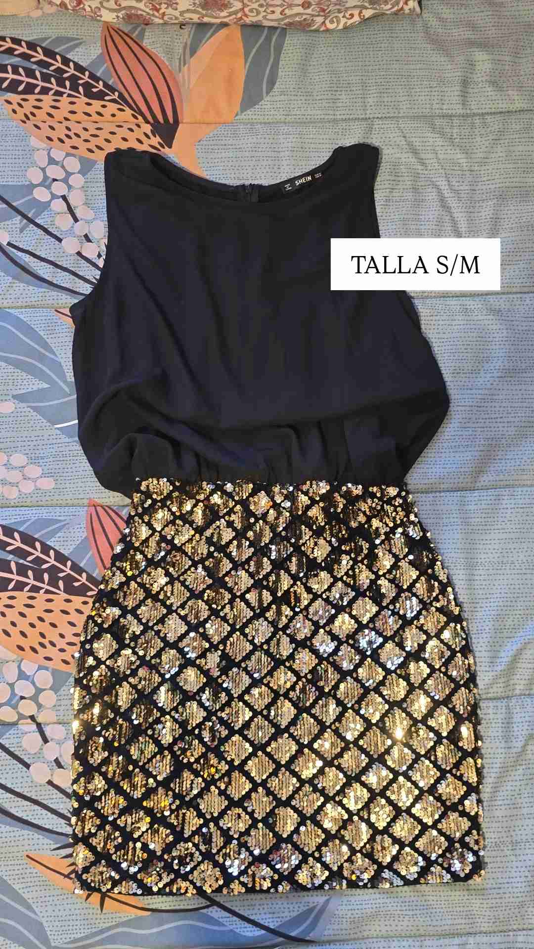 Vestido negro con lentejuelas doradas