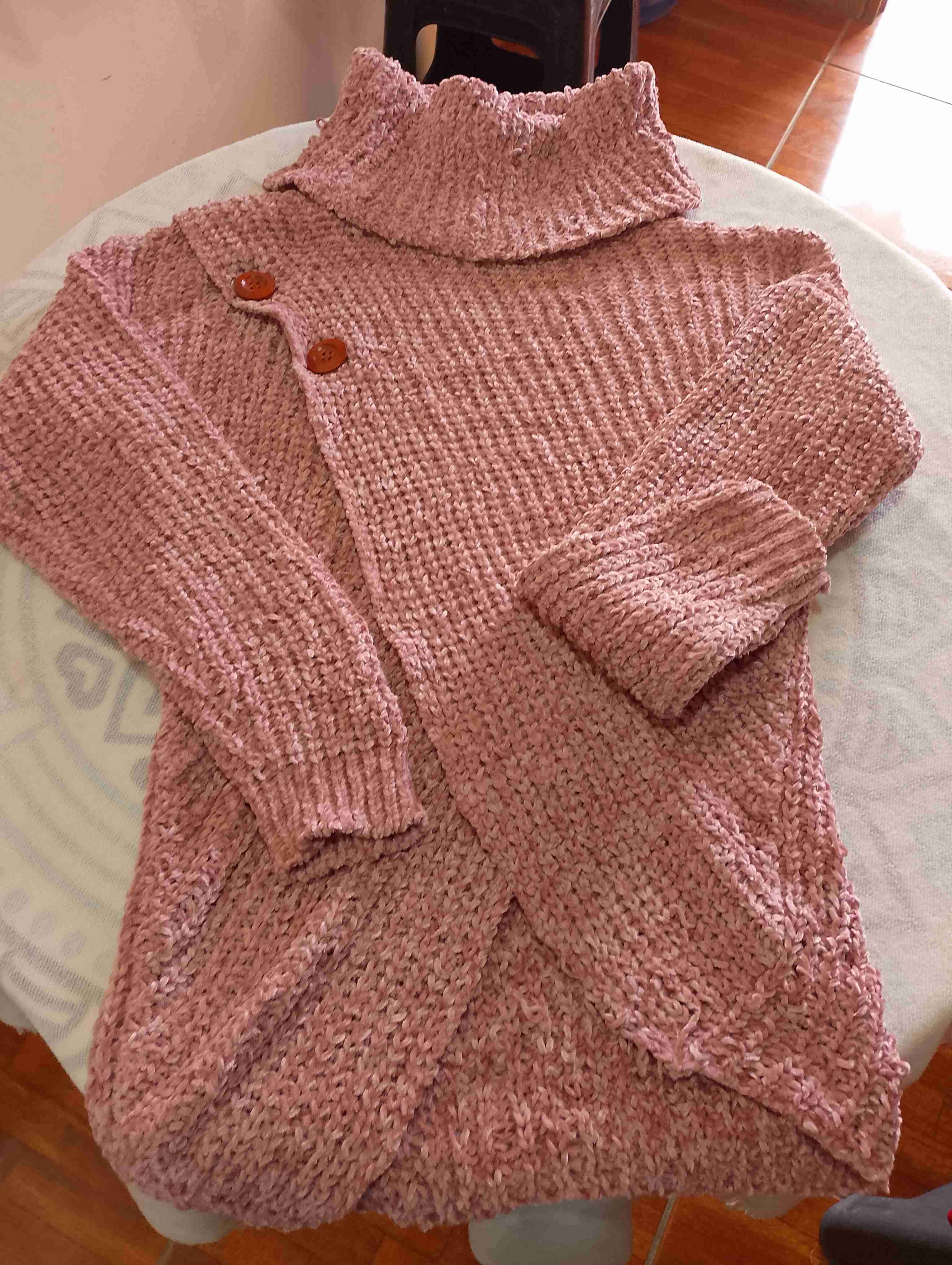 Sweater rosa con cuello alto - miniatura 1