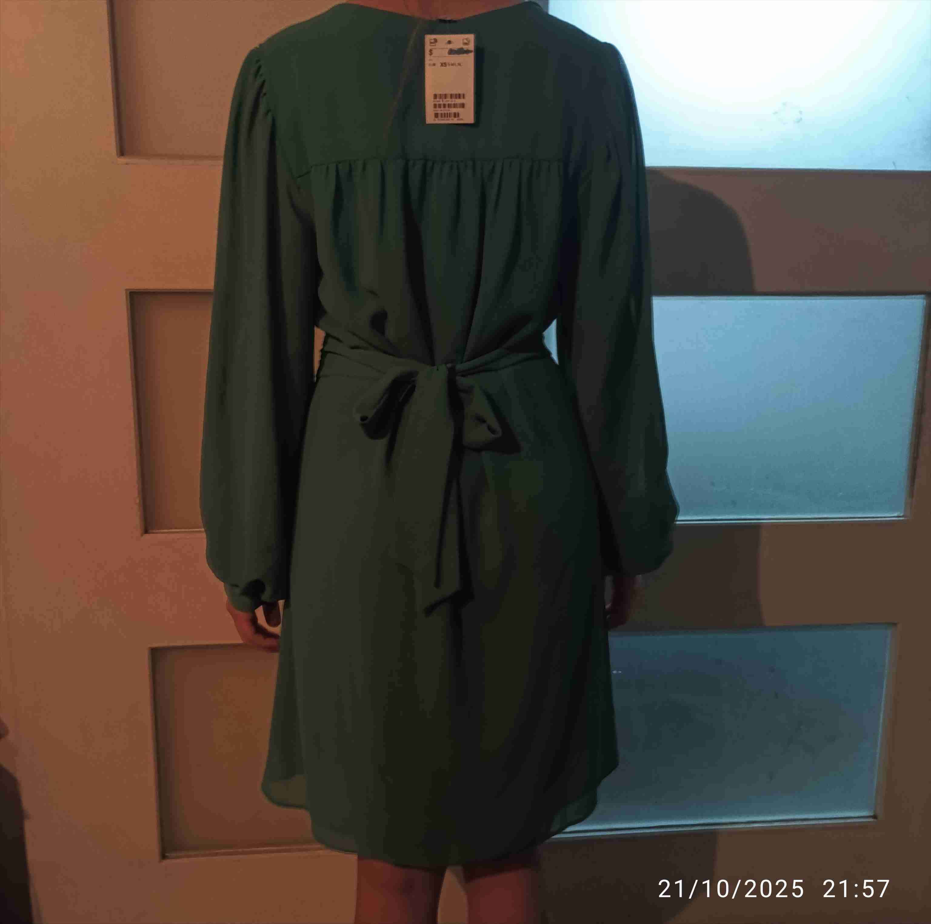 Vestido verde con cinturón - miniatura 1