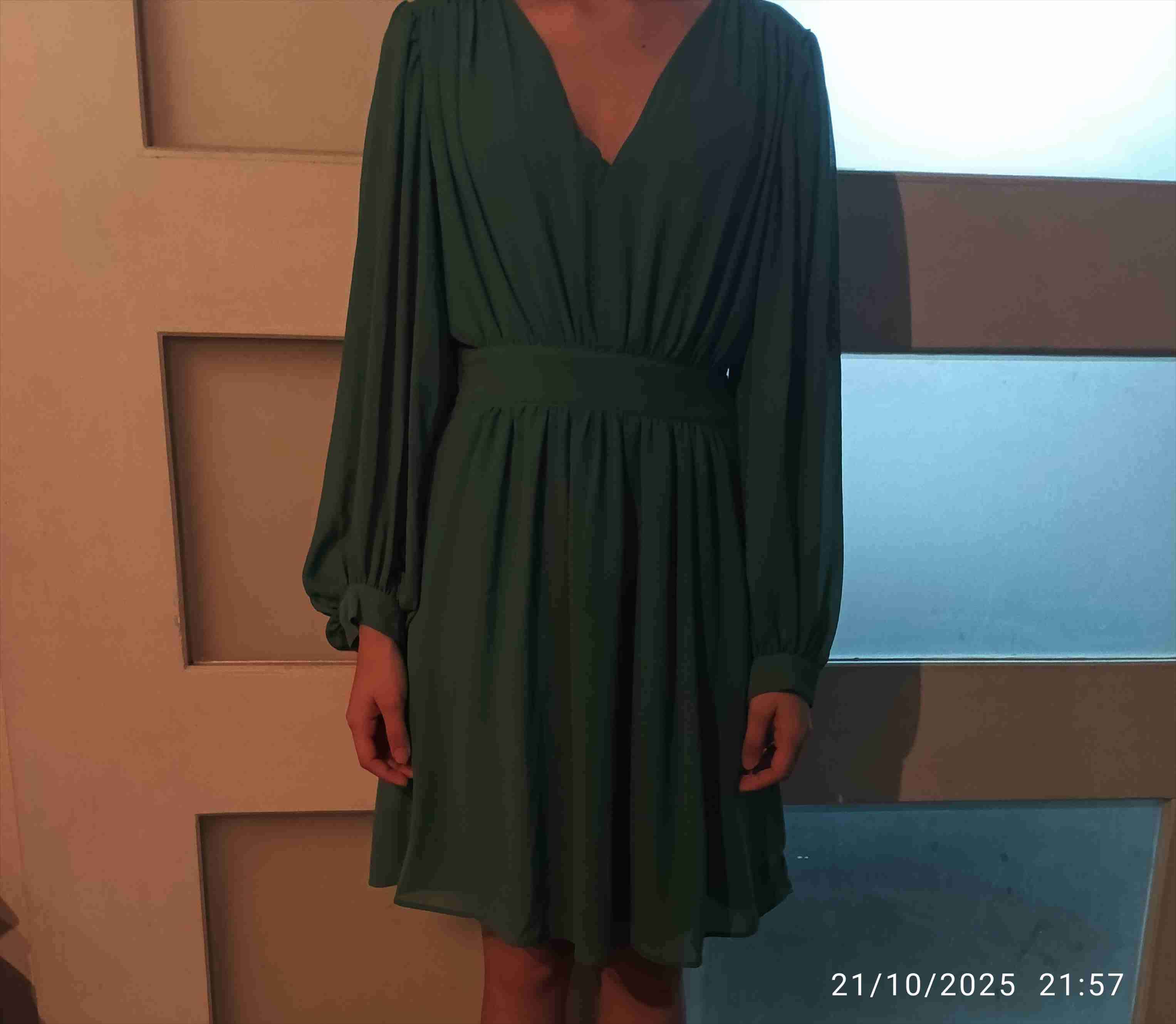 Vestido verde con cinturón - miniatura 2