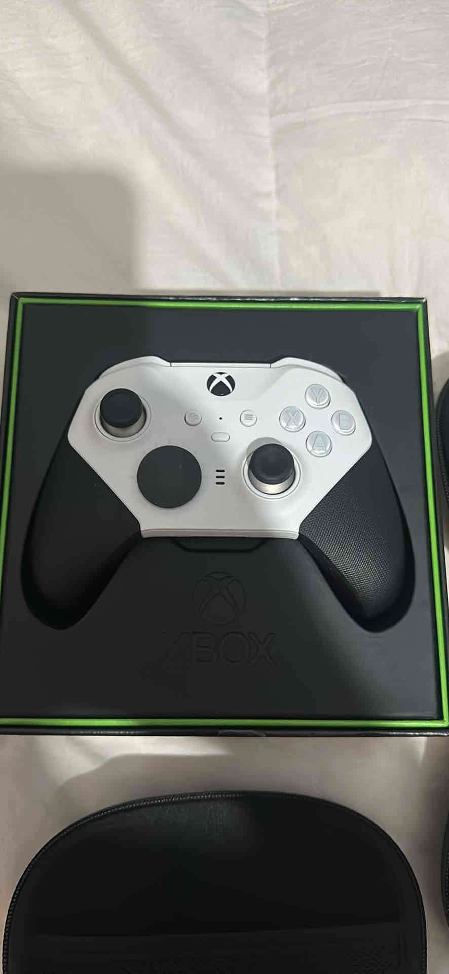 Control Xbox blanco y negro - miniatura 1