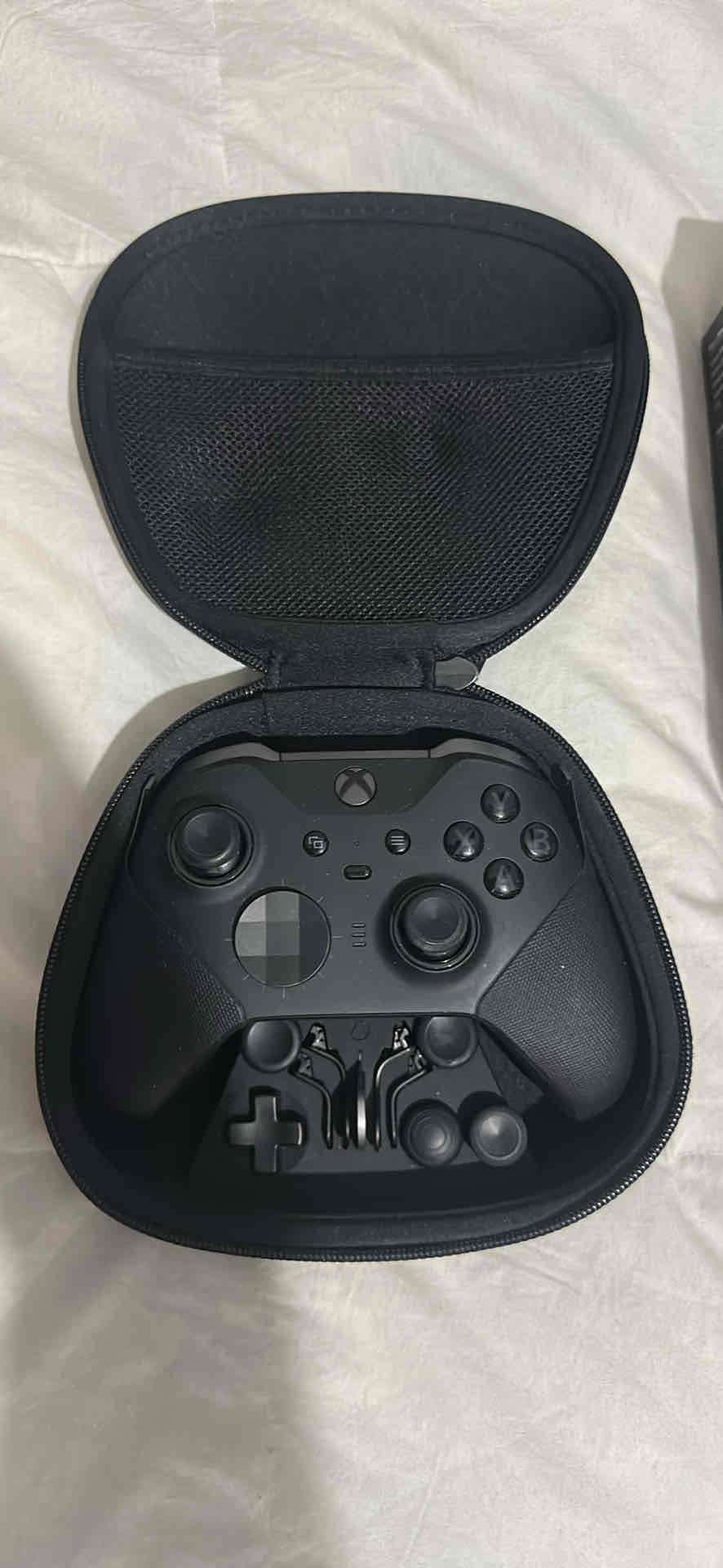 Control Xbox blanco y negro - miniatura 2