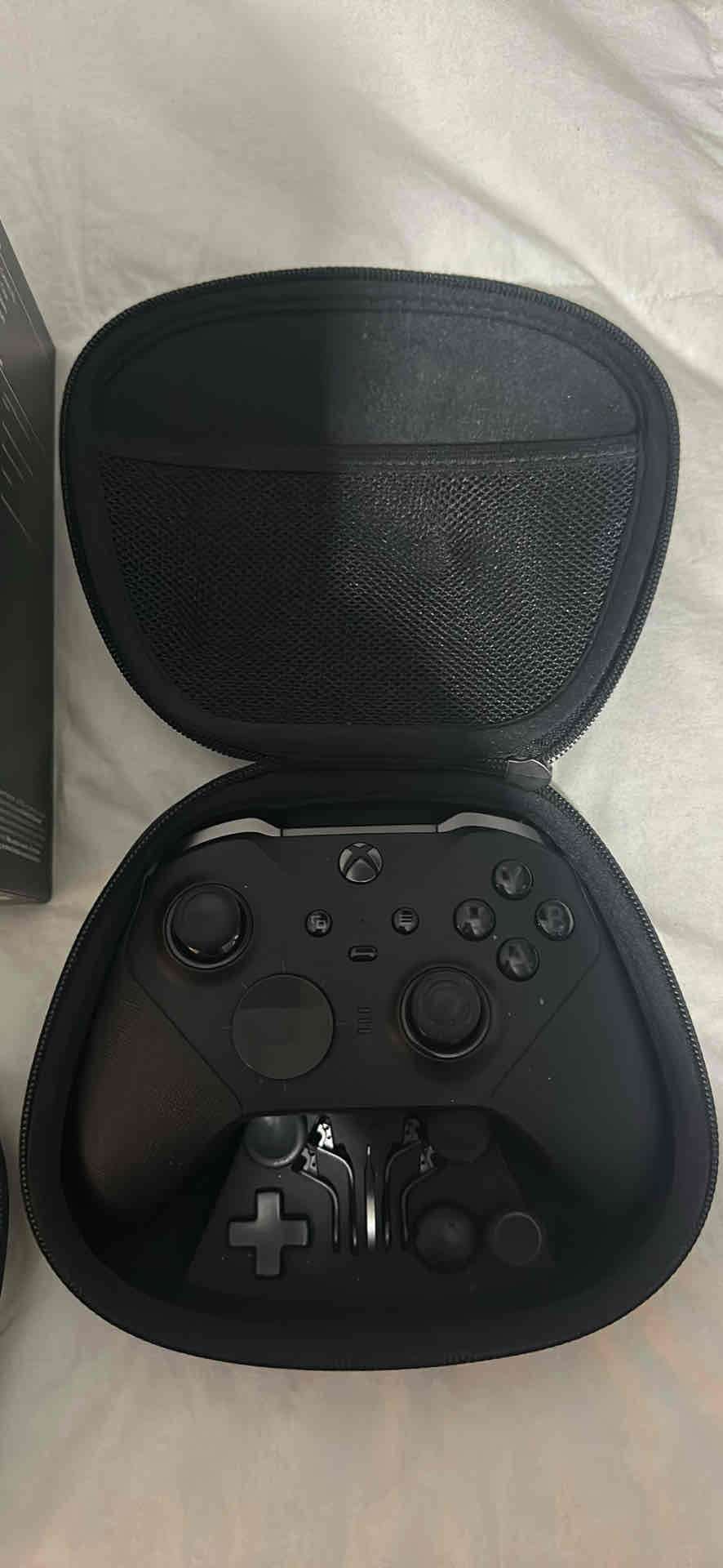 Control Xbox blanco y negro - miniatura 3