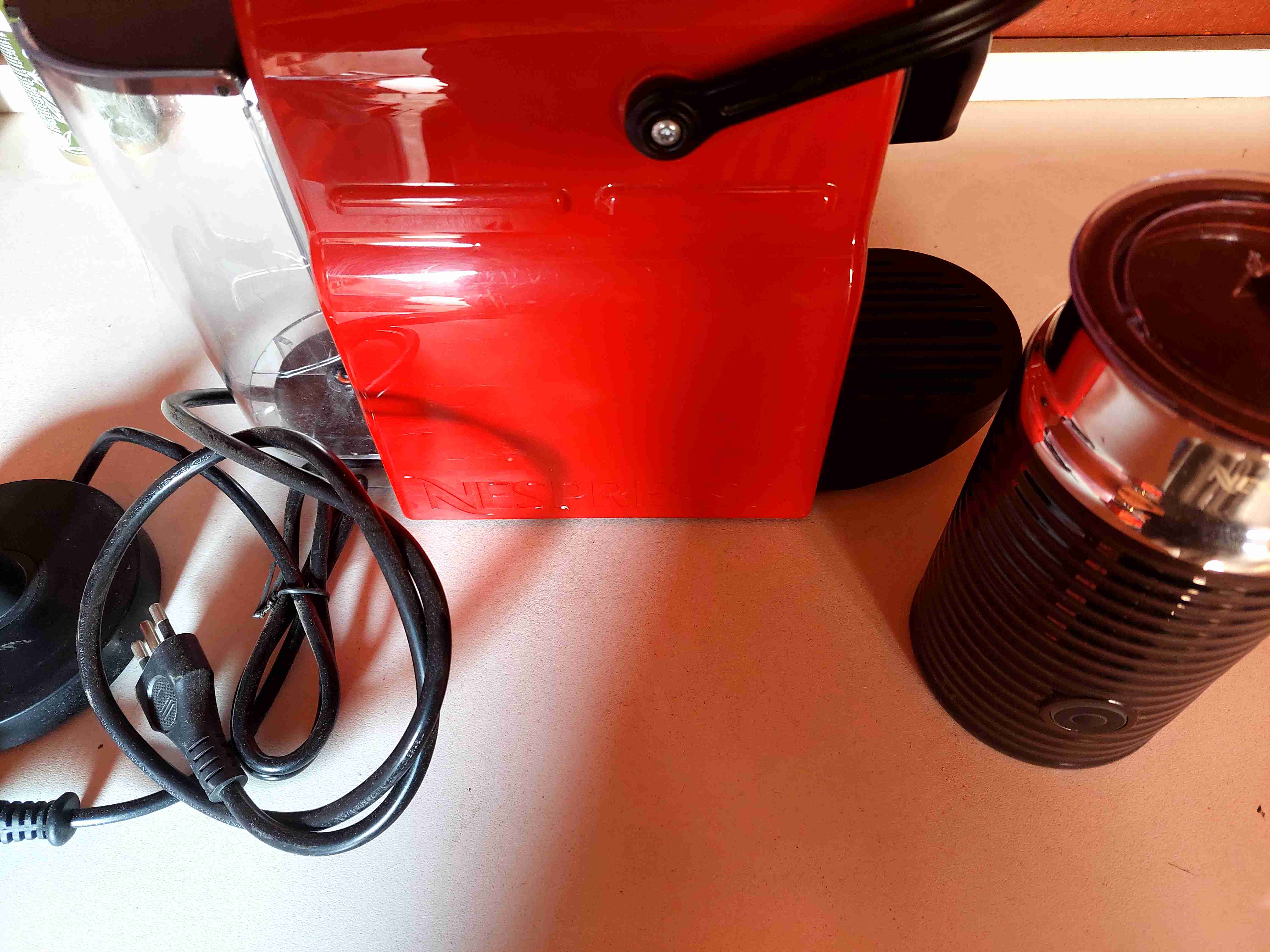 Cafetera Nespresso roja con espumador - miniatura 2