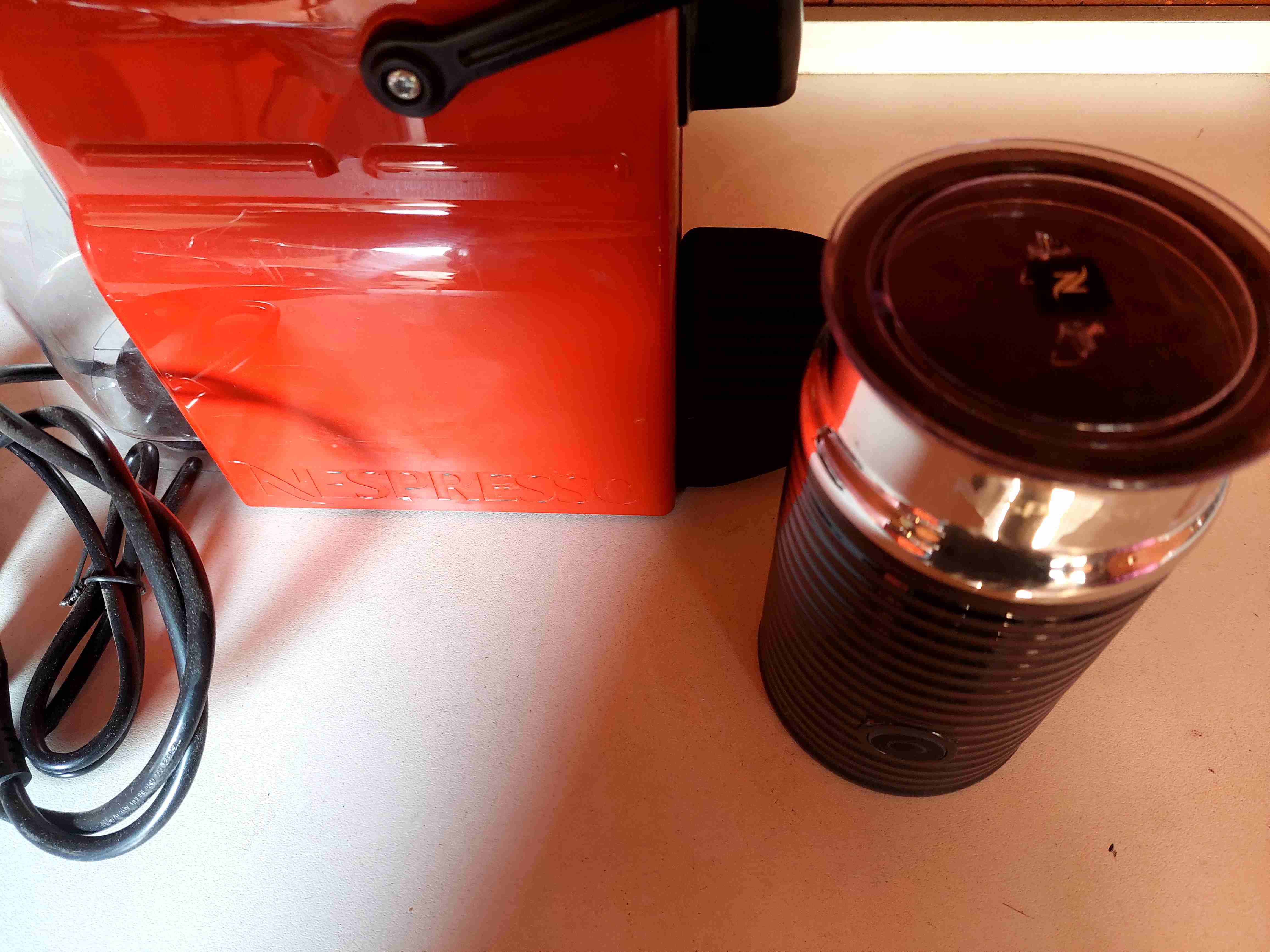 Cafetera Nespresso roja con espumador - miniatura 4