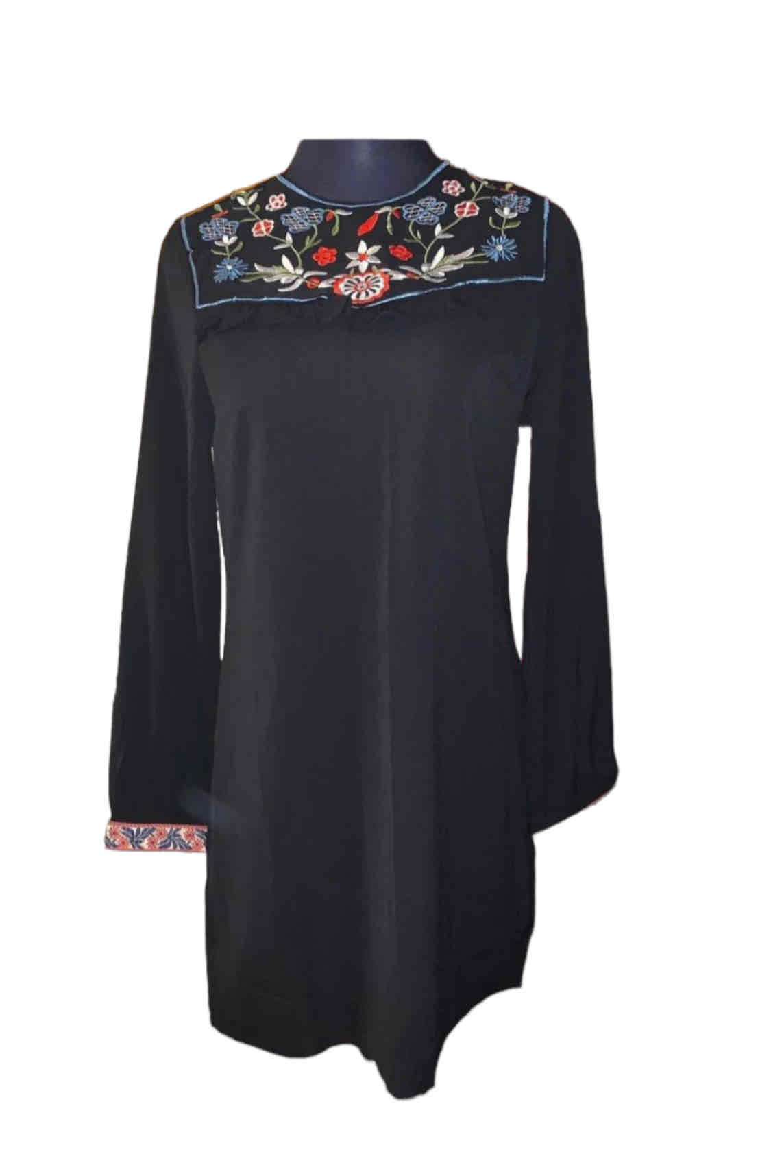 Vestido negro bordado floral - miniatura 2
