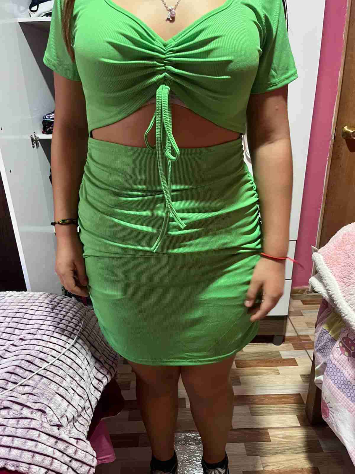 Vestido verde con ajuste al medio - miniatura 1