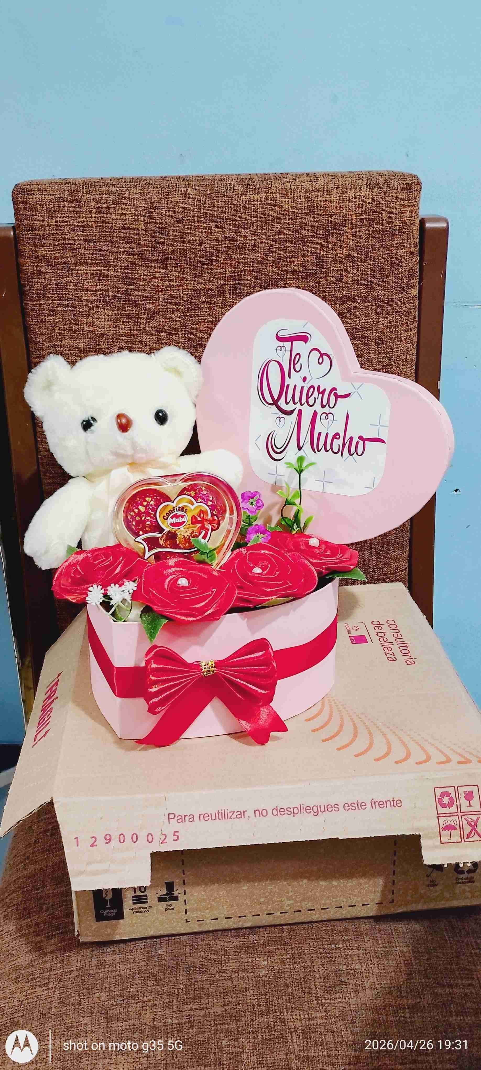 Set de regalo con oso y chocolates - miniatura 1